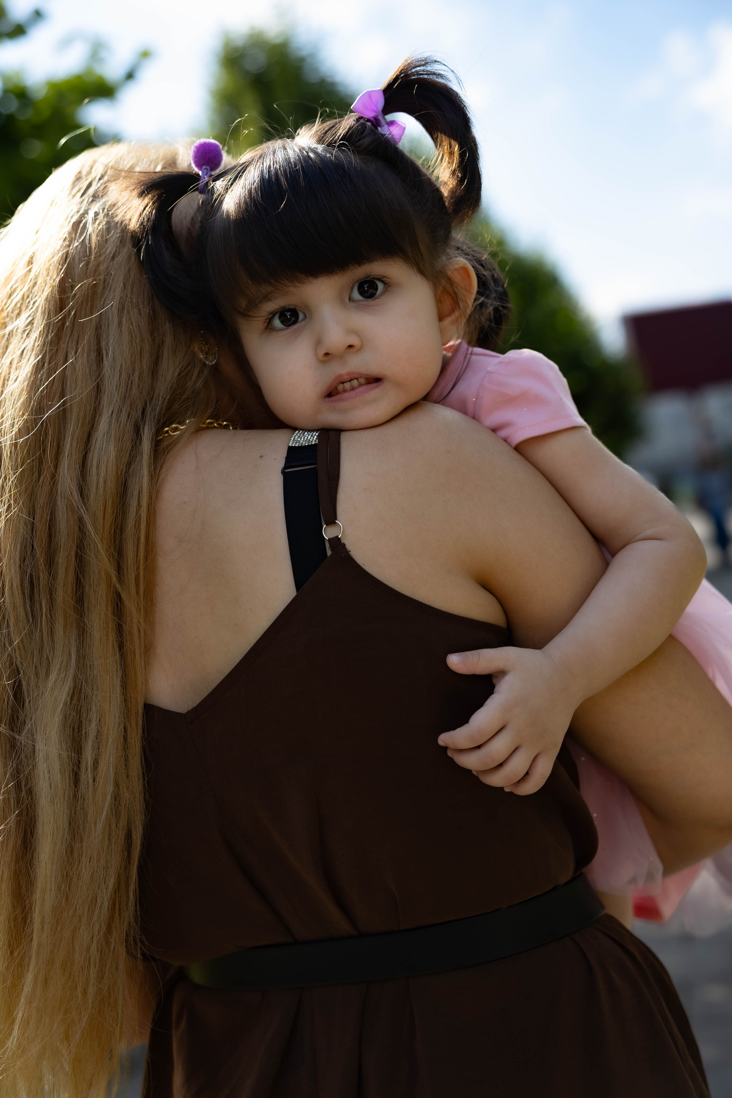 Прогулка мамы и дочки в парке