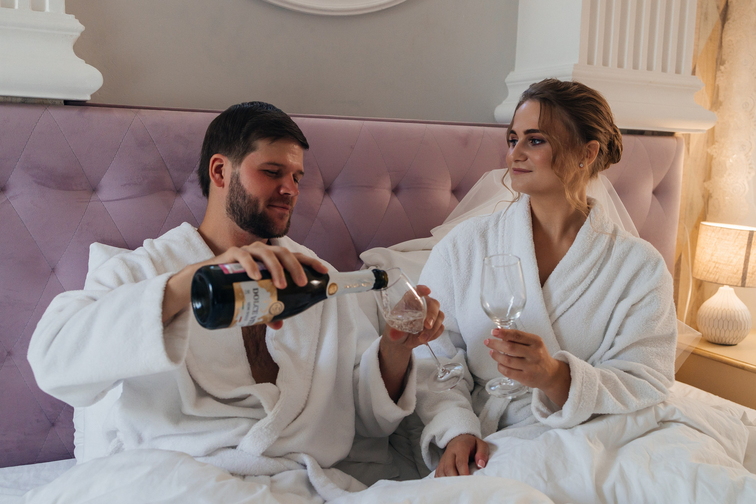 Трогательная выездная церемония в уютном ресторане. Олег Сверчков | Свадебный фотограф Вологда