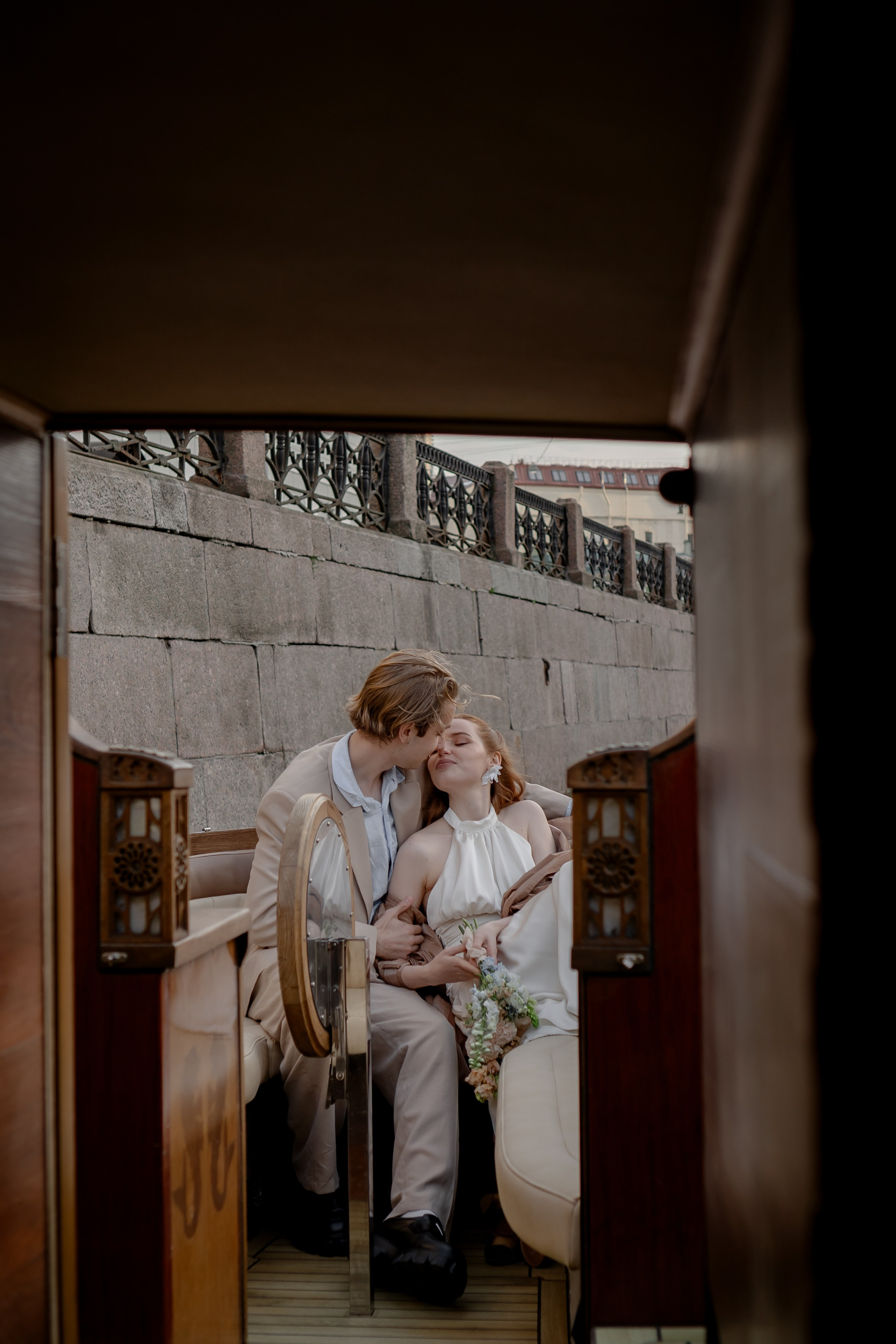 СВАДЕНБНАЯ СЬЕМКА НА КАТЕРЕ ПО КАНАЛАМ САНКТ-ПЕТЕРБУРГА И В АКВАТОРИИ НЕВЫ. Профессиональный фотограф, Санкт-Петербург — Виктория Богомолова