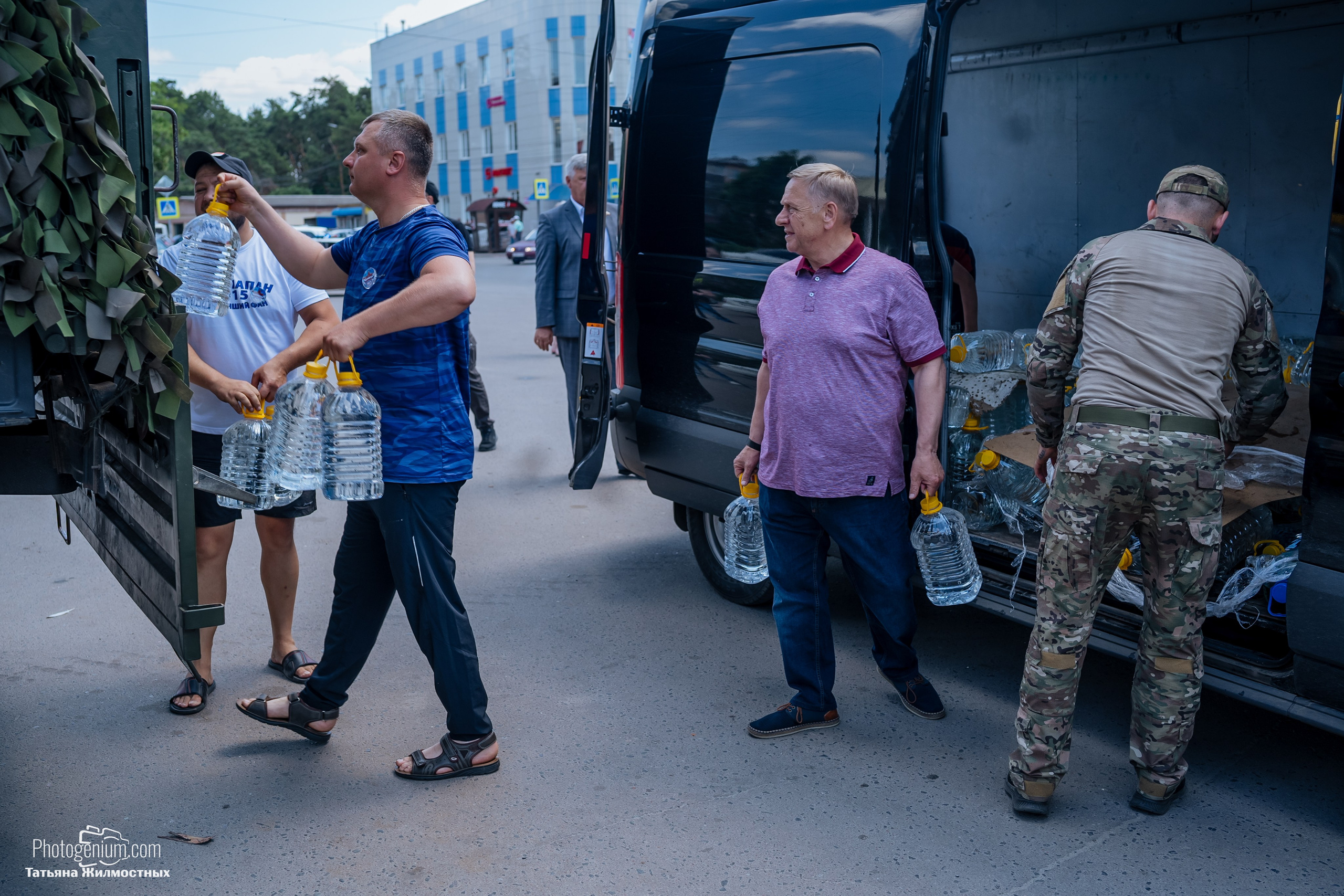 8 июня «Патриоты из Курска» сбор гуманитарной помощи у кинотеатра «Родина». Фотограф Нижний Новгород Татьяна Кейод