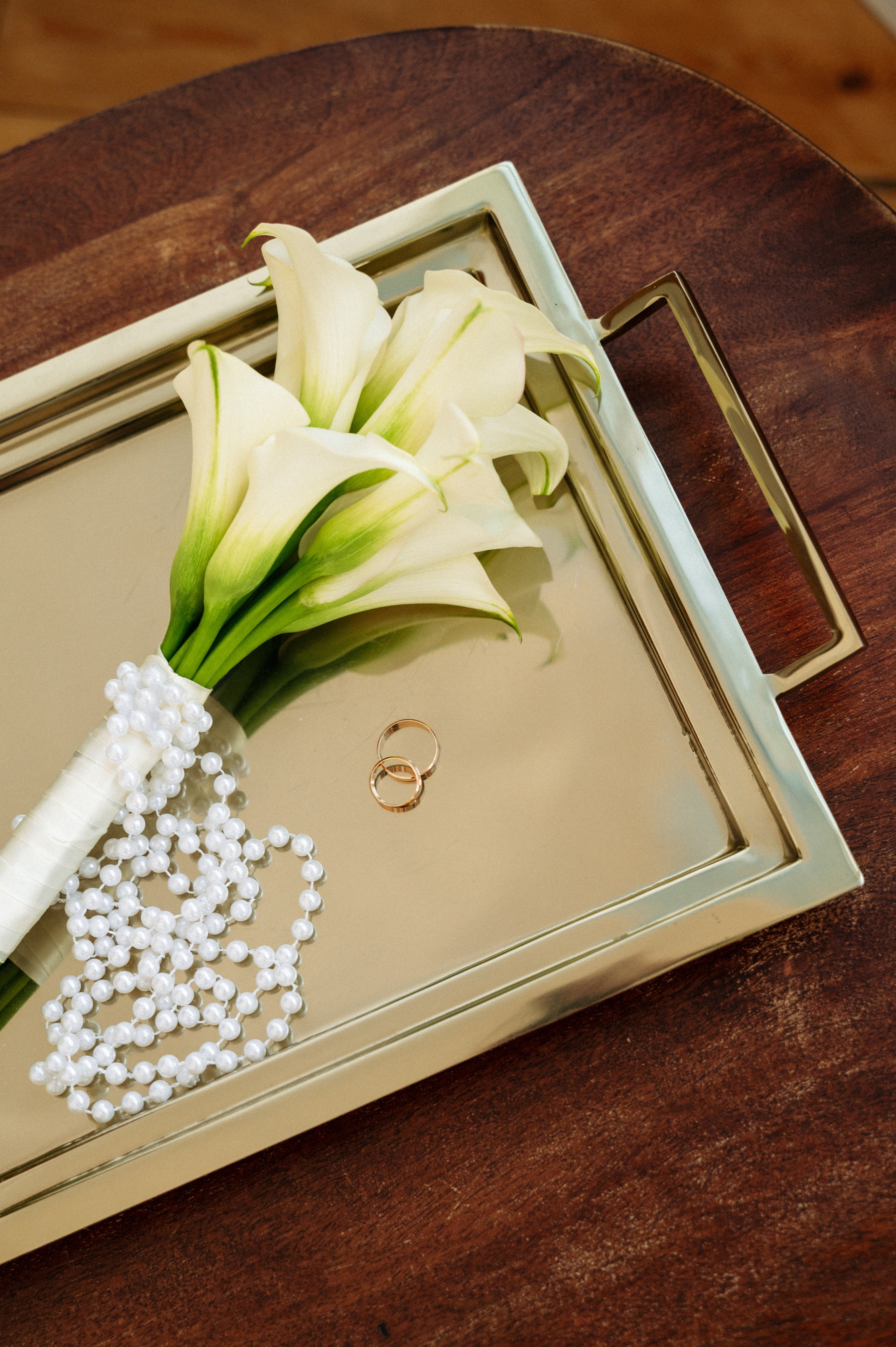 предметная свадебная фотография букет и кольца