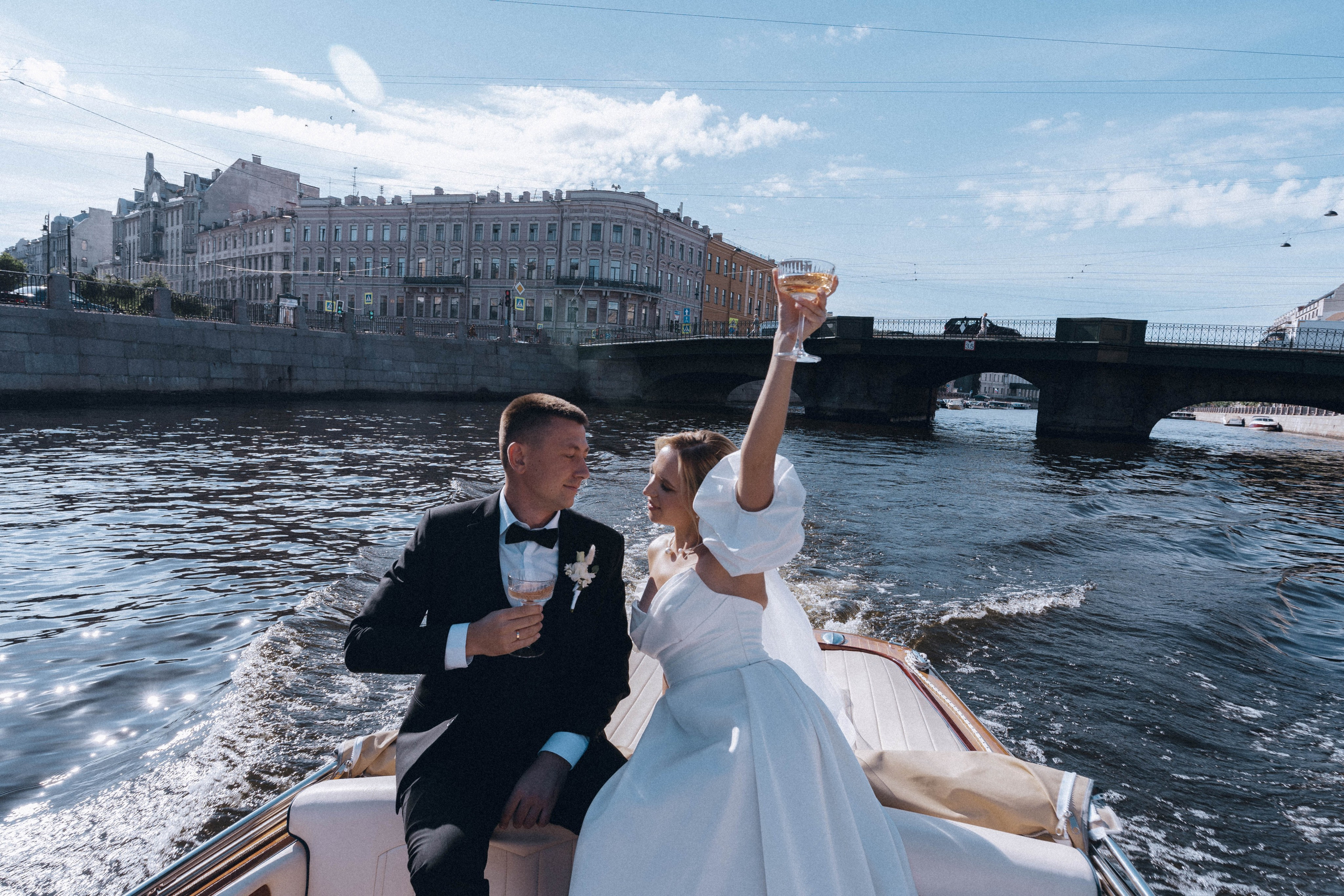СВАДЕНБНАЯ СЬЕМКА НА КАТЕРЕ ПО КАНАЛАМ САНКТ-ПЕТЕРБУРГА И В АКВАТОРИИ НЕВЫ. Профессиональный фотограф, Санкт-Петербург — Виктория Богомолова
