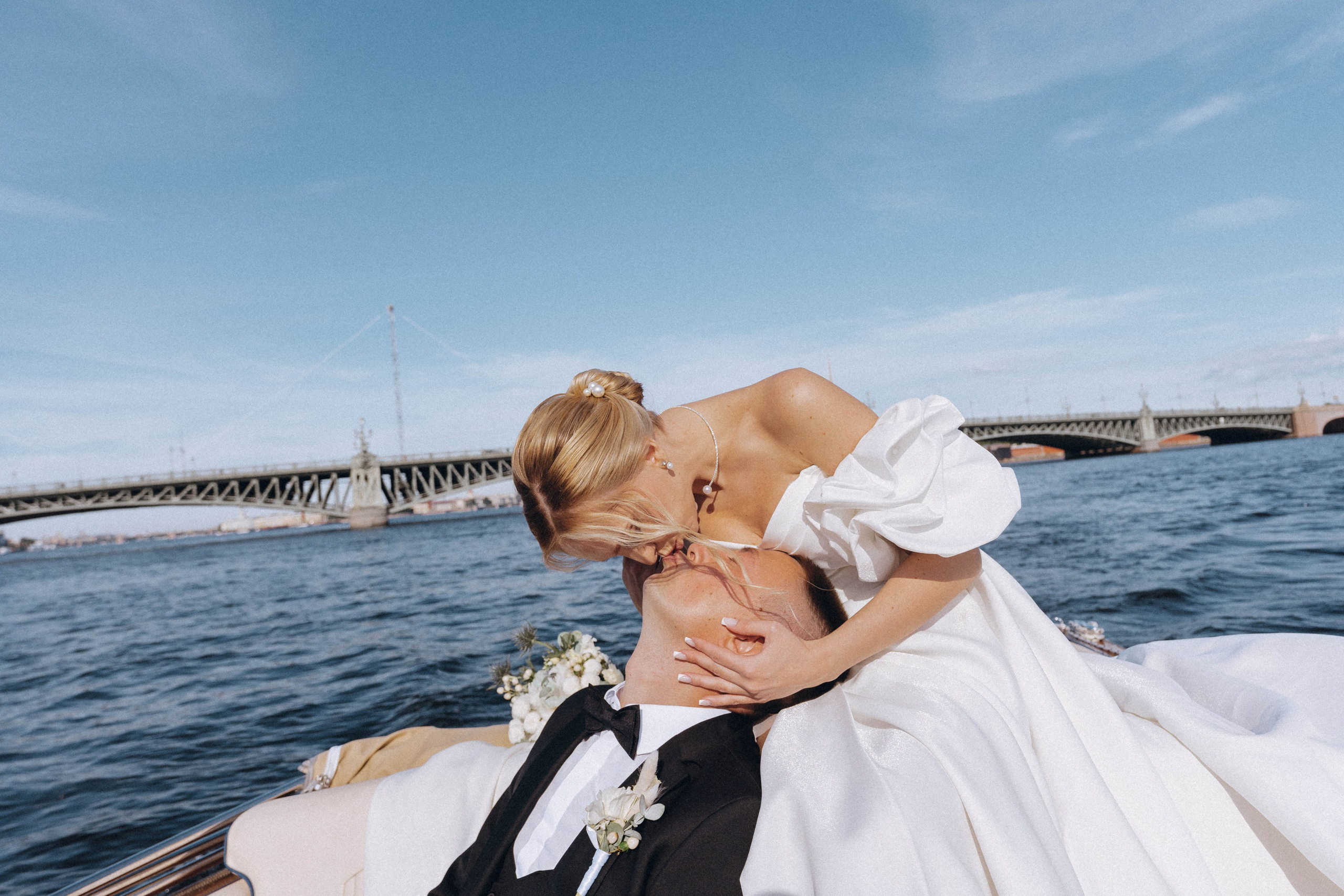 СВАДЕНБНАЯ СЬЕМКА НА КАТЕРЕ ПО КАНАЛАМ САНКТ-ПЕТЕРБУРГА И В АКВАТОРИИ НЕВЫ. Профессиональный фотограф, Санкт-Петербург — Виктория Богомолова