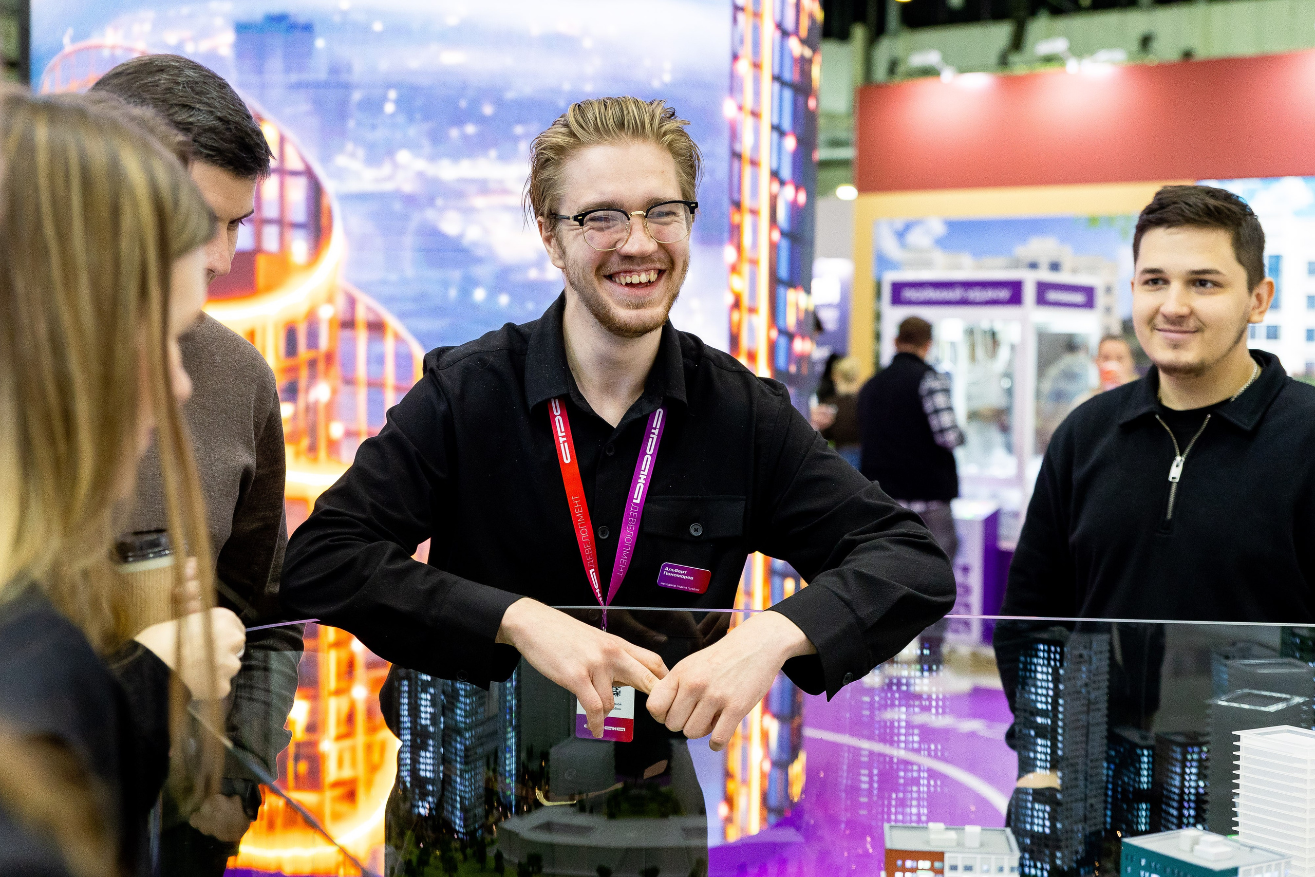 100+ (разные стенды). Фотограф Родион Нарудинов