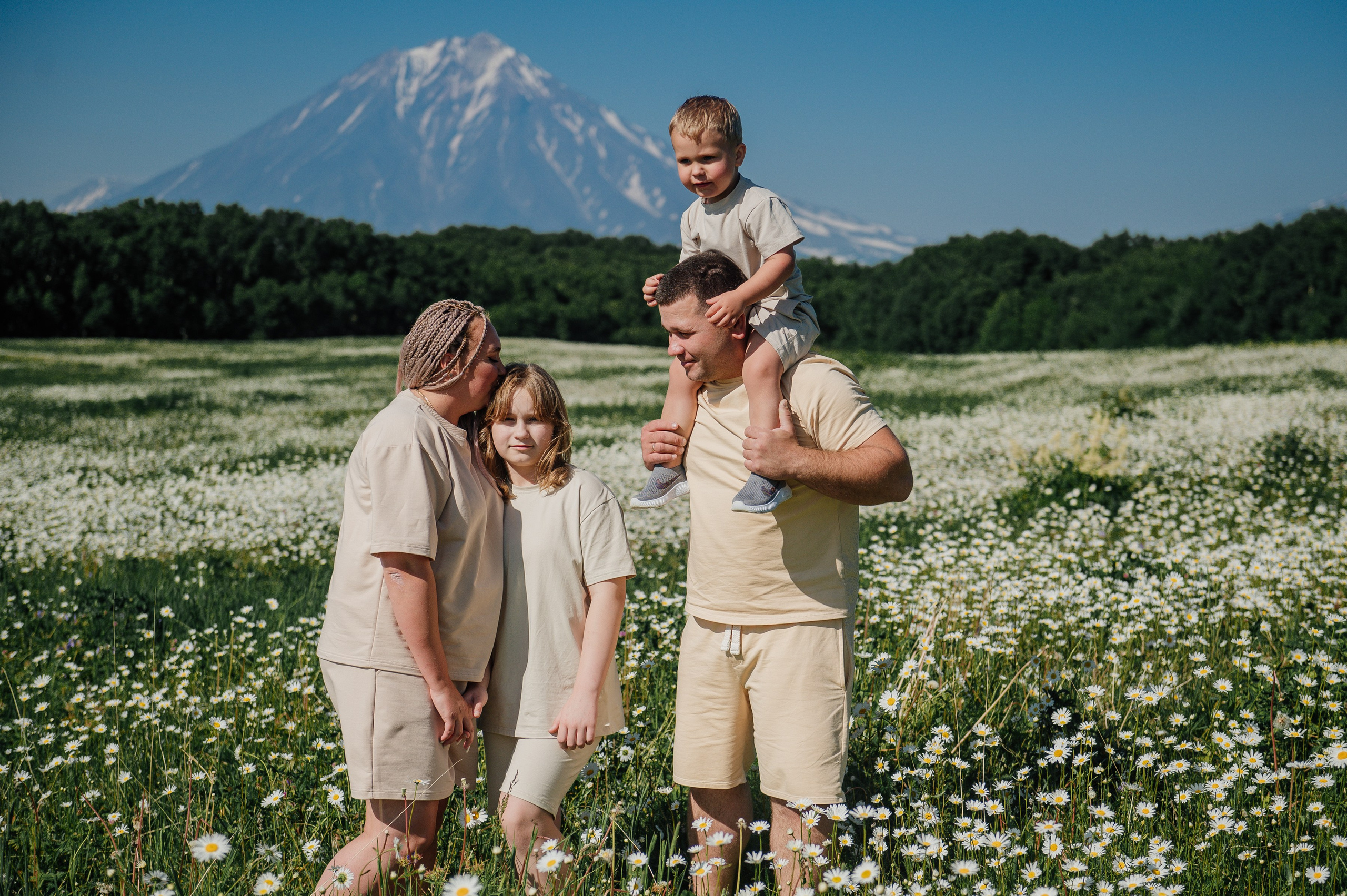 Большая семья в ромашках. Свадебный и семейный фотограф Камчатка. Фотограф Камчатка