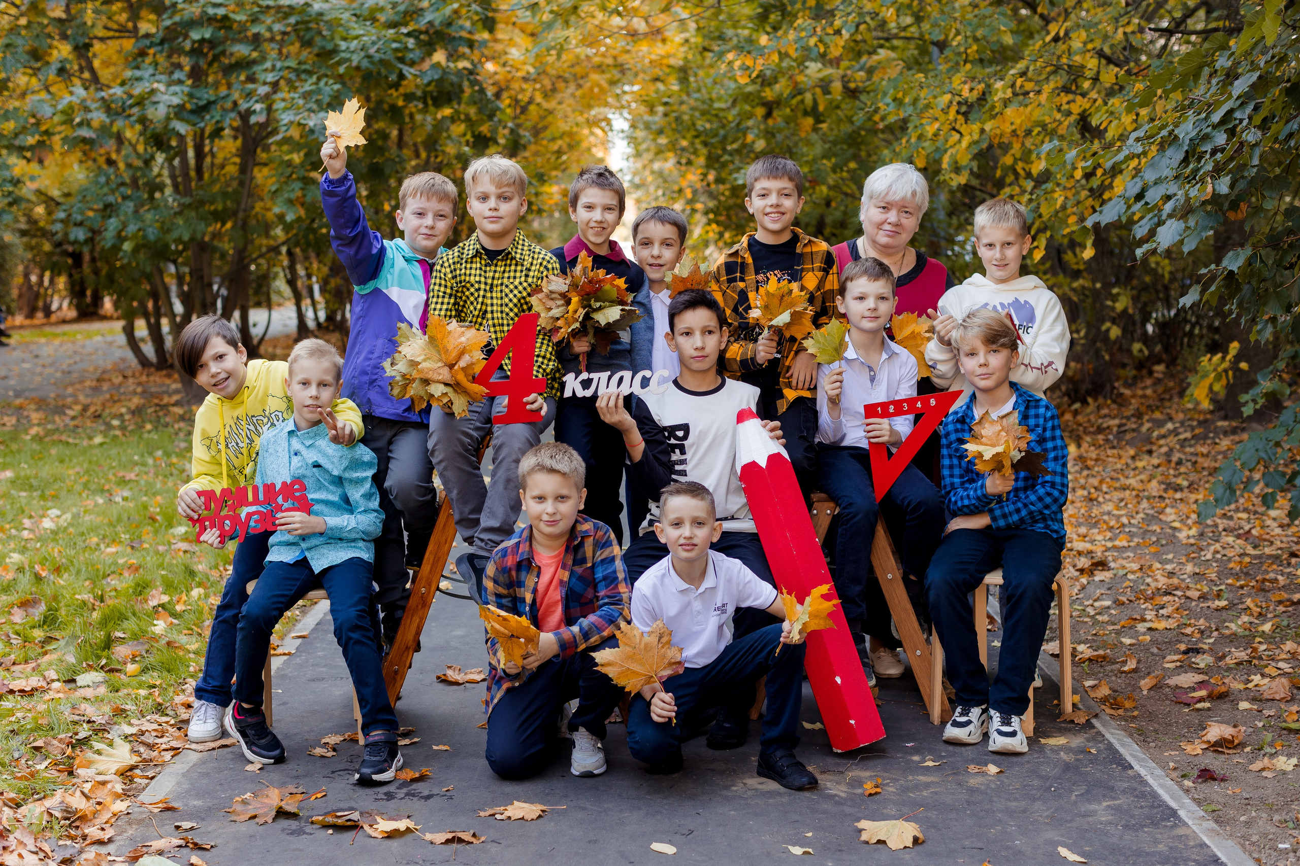Общая фотография мальчиков всего класса в парке