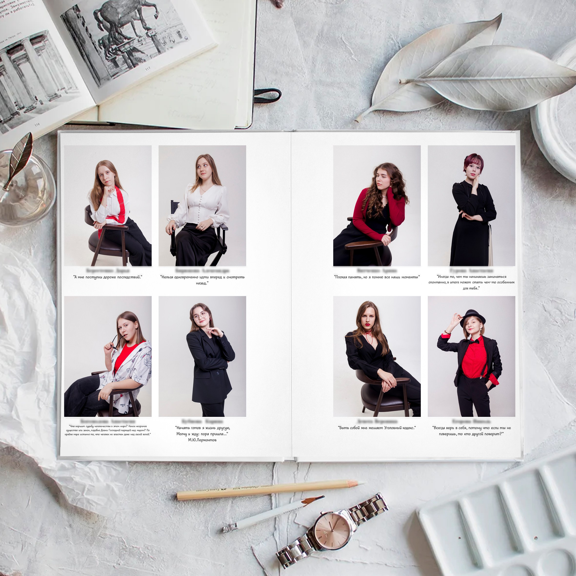 Разворот альбома с фото одноклассников, фамилией, именем и пожеланием.