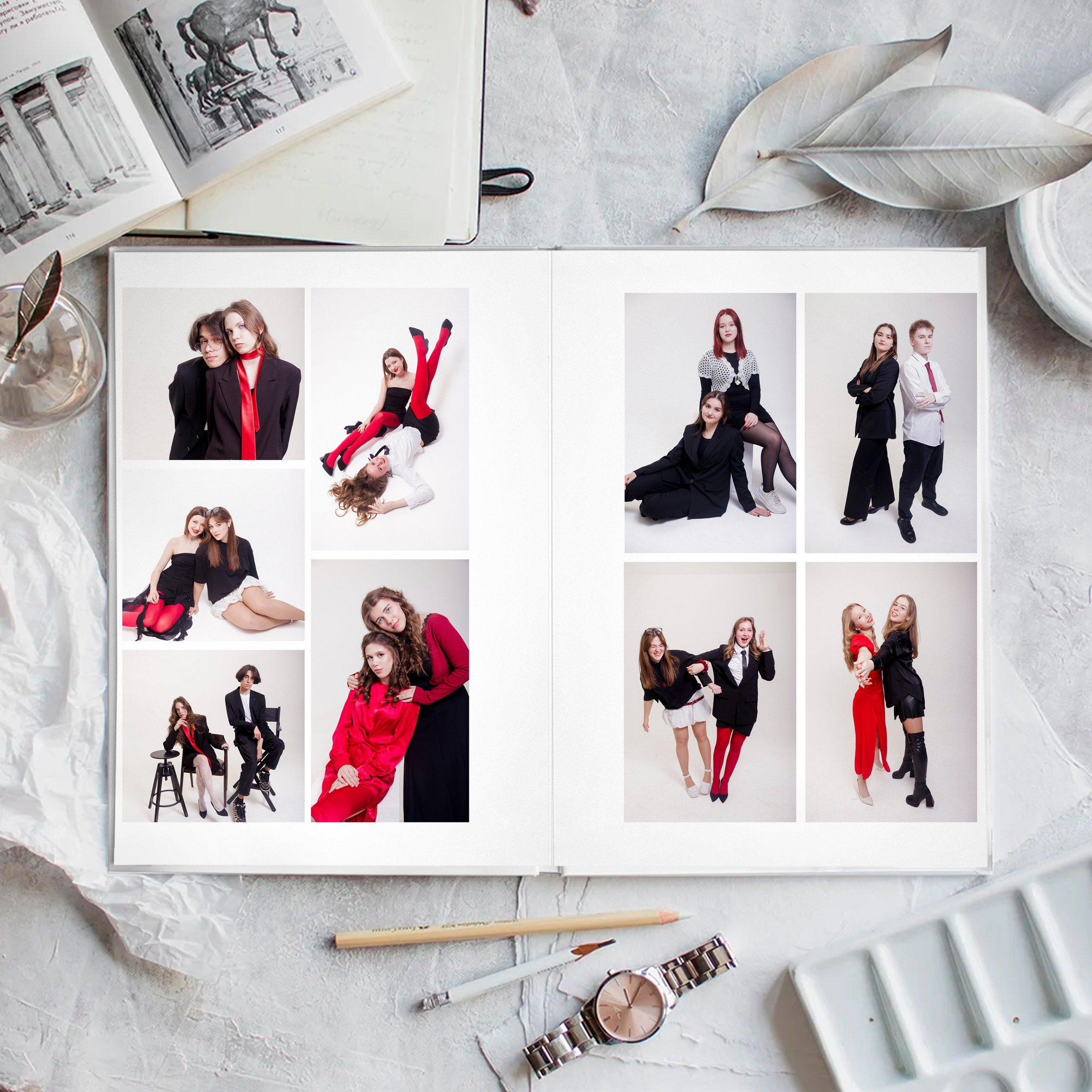 Разворот альбома фото с друзьями.