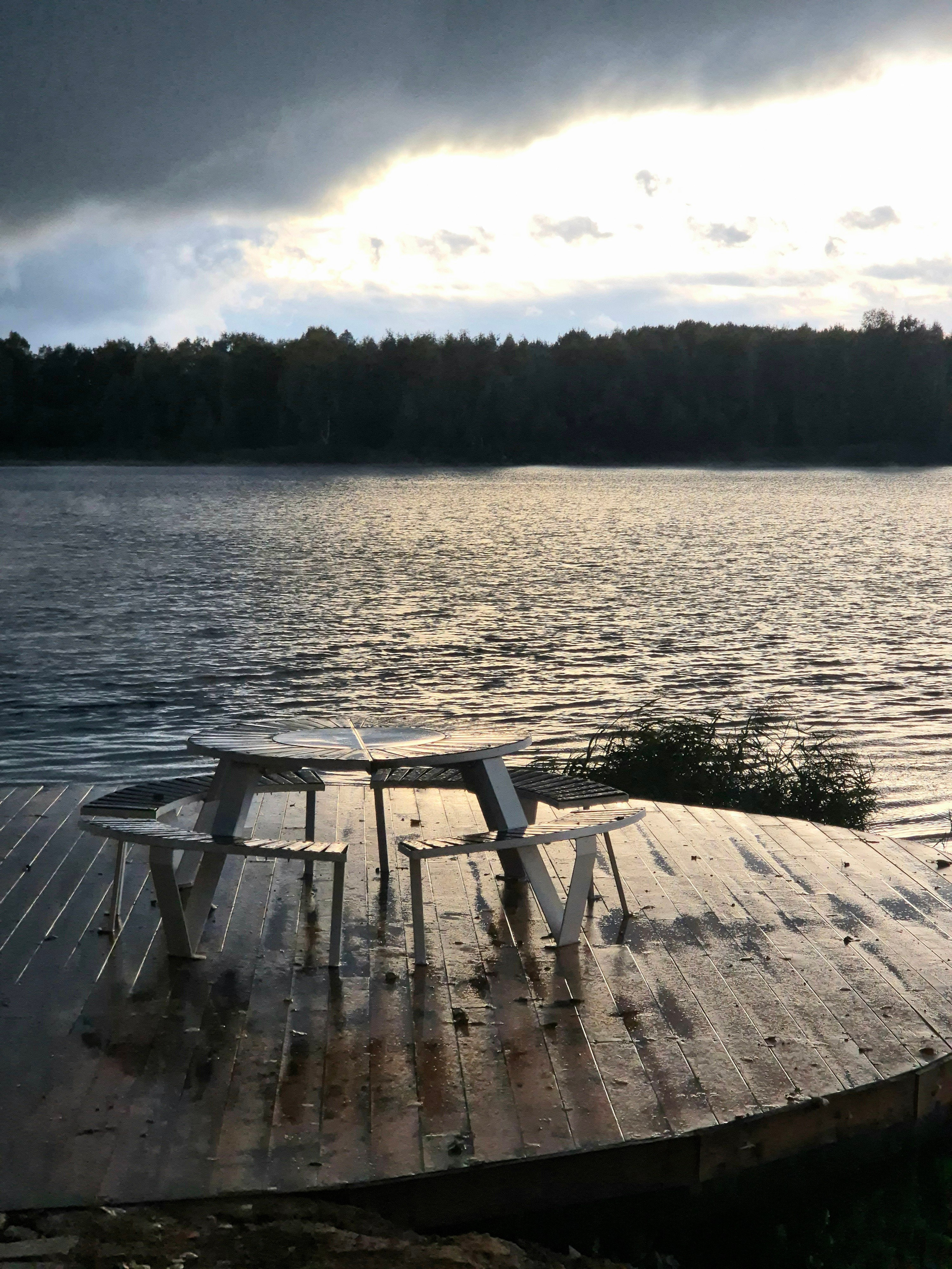 Плыть в темноте вдоль городского освещенного парка