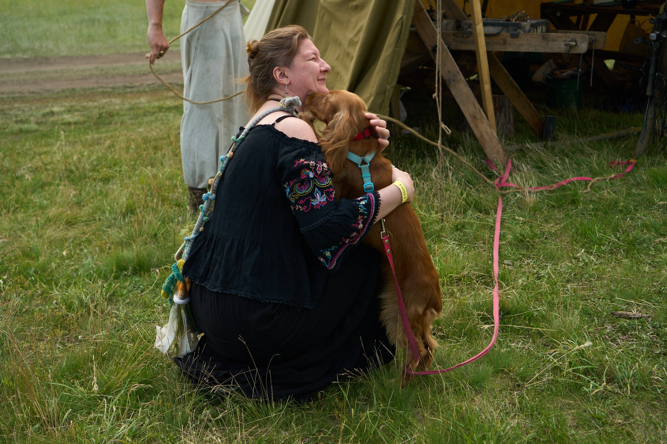Если бы выкладывал все фотки, где Аста жмакает пёселей, вам бы пришлось вдвое больше свайпать вправо.