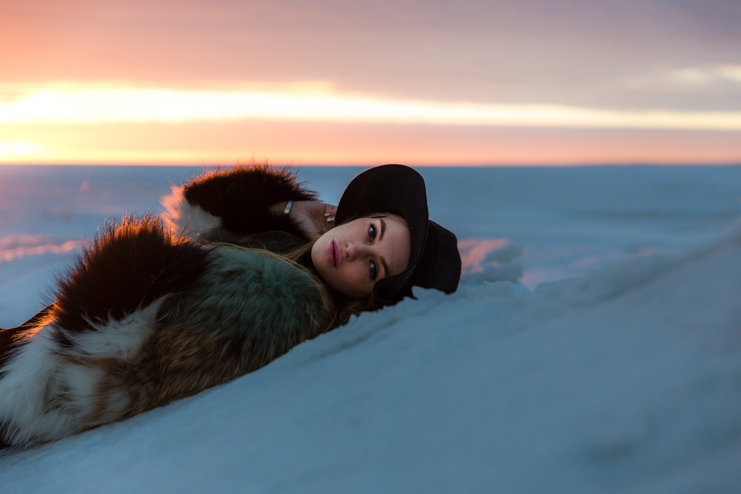 Девушка на берегу Финского залива на закате портрет