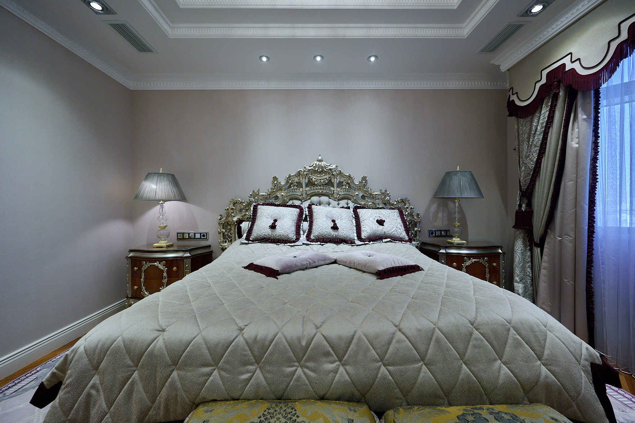 серая комната светлая кровать 