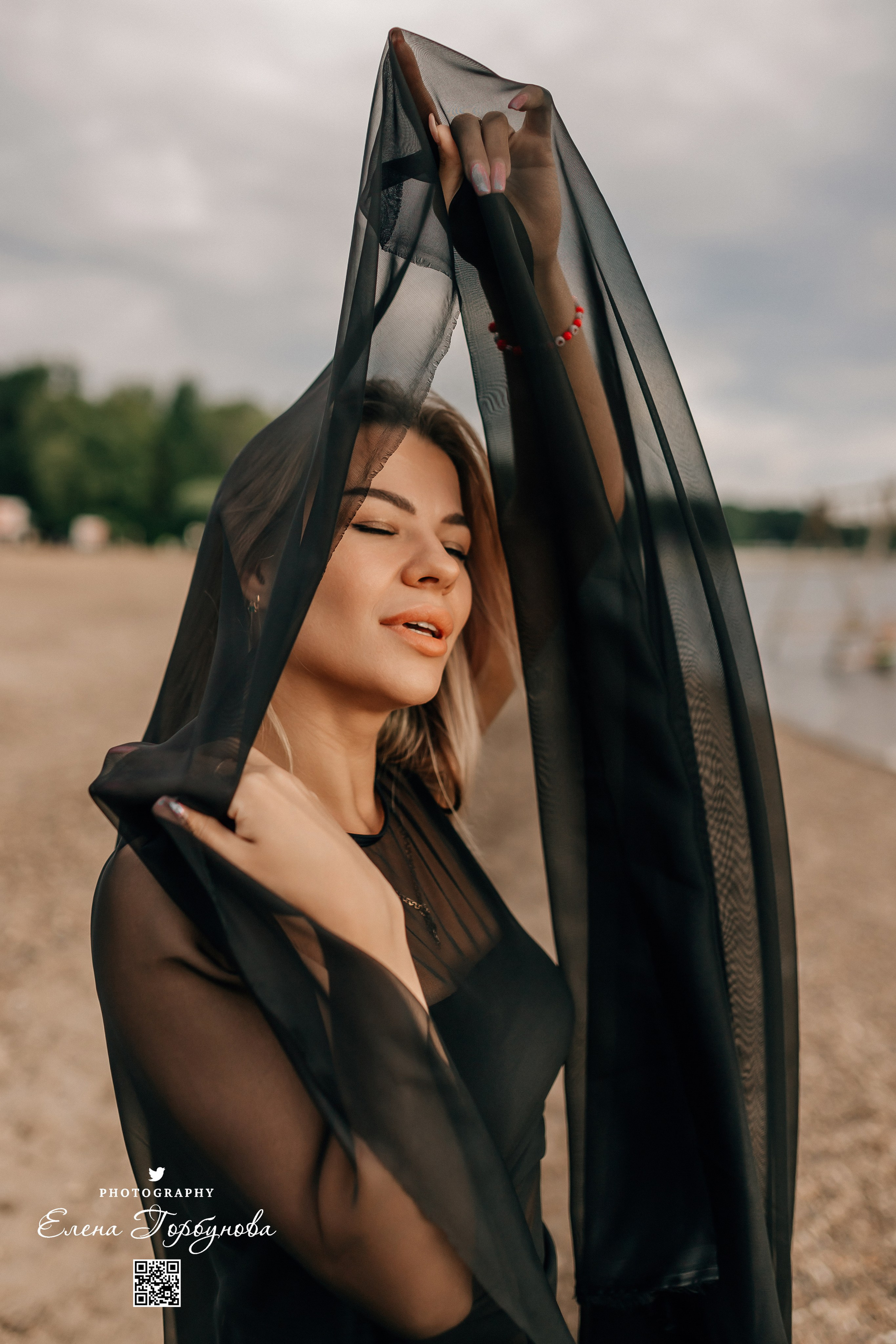 Черная серия с тканью. Набережная. Александра и Таисия. Июль 2025 г. Фотограф Пермь. Свадьбы. Семья и дети, школа, д. сад. Фотокниги