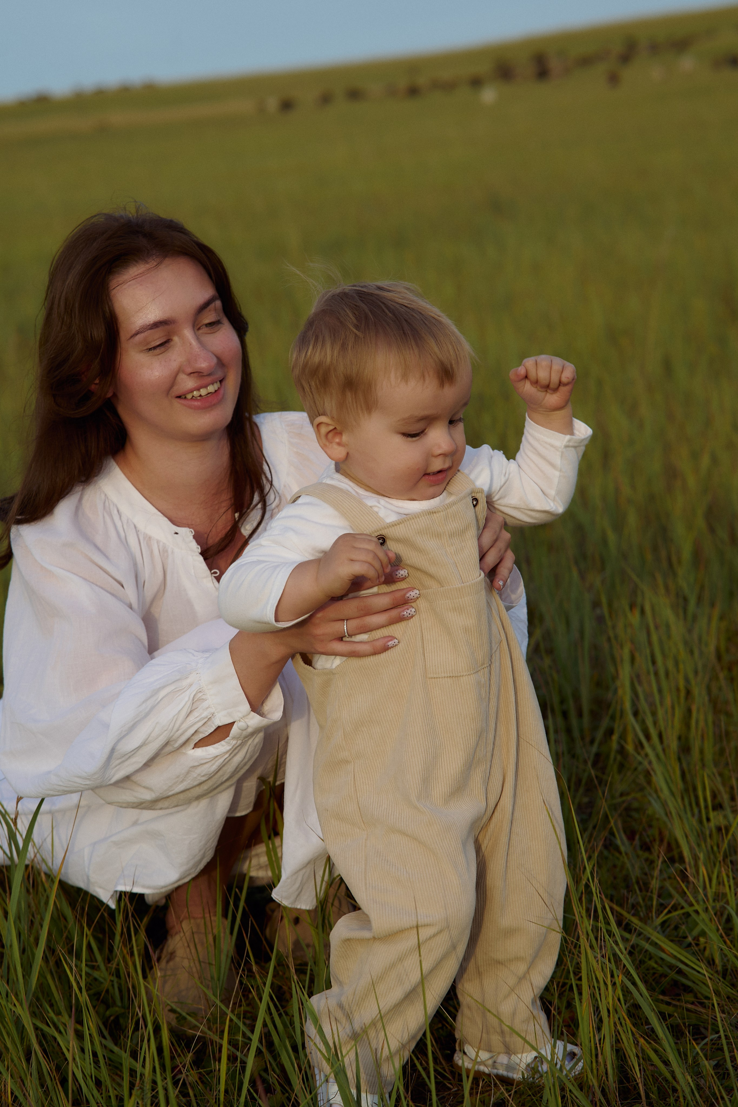 Шамиль, Аня и Марс в поле с барашками. Семейный и свадебный lifestyle-фотограф в Москве Мария Петрова