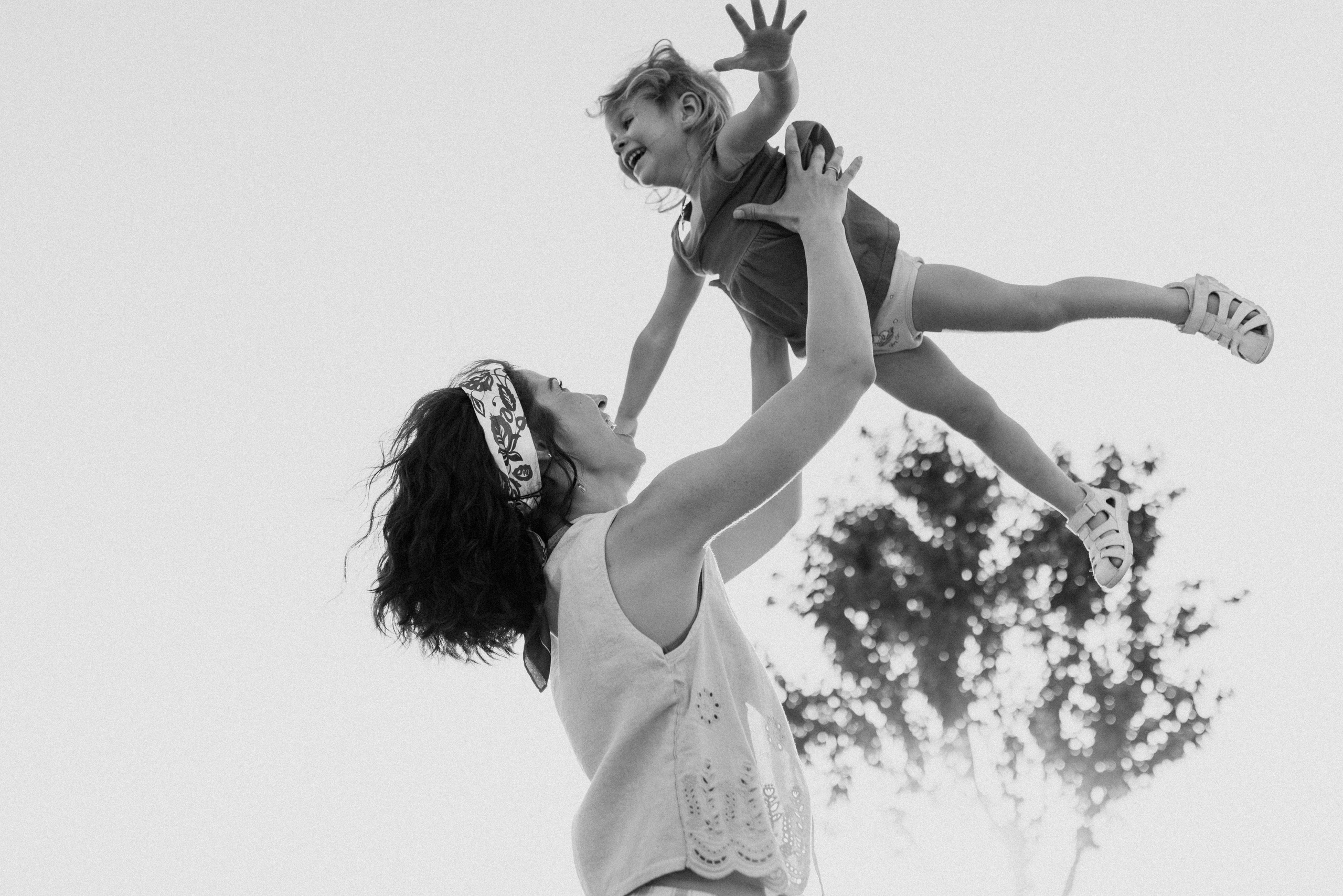 Zhenya and Maya. Polina Sobol — family & documentary photographer in Bern. Outdoor & urban photo sessions for families, kids and couples