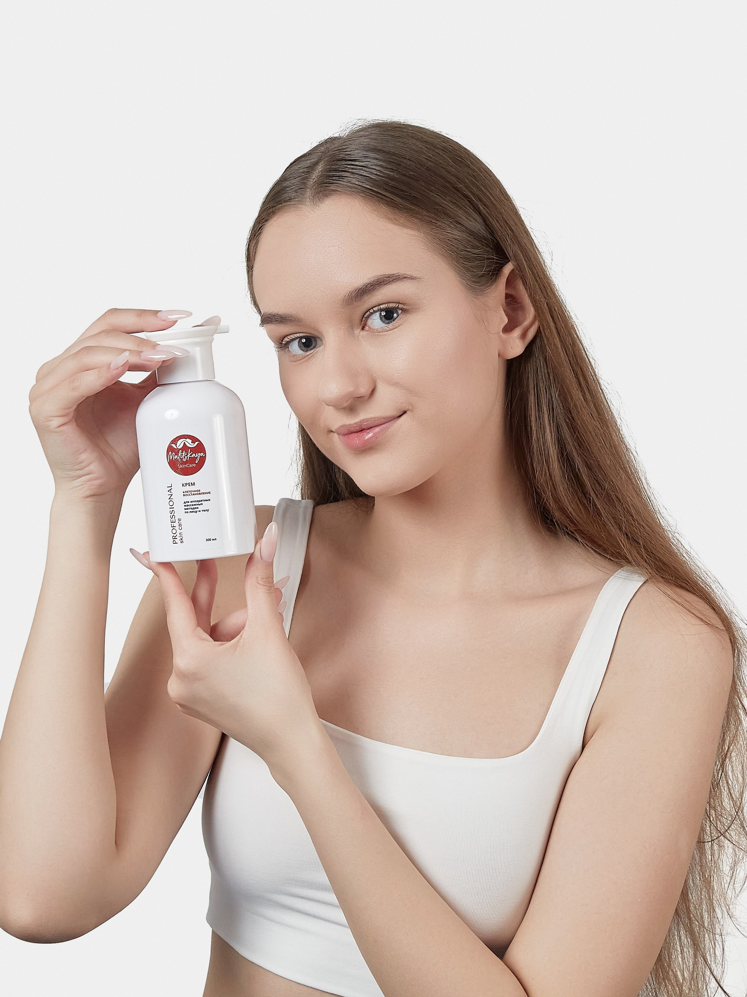 Фотосъемка с моделью на белом фоне. Коммерческий фотограф в Москве Павел Володин