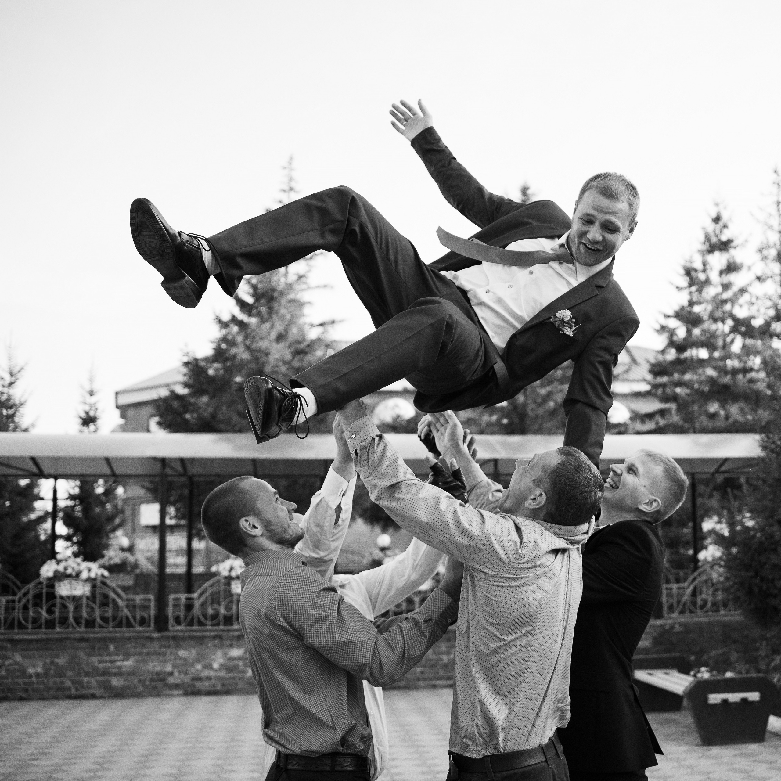 Друзья подбрасывают жениха.