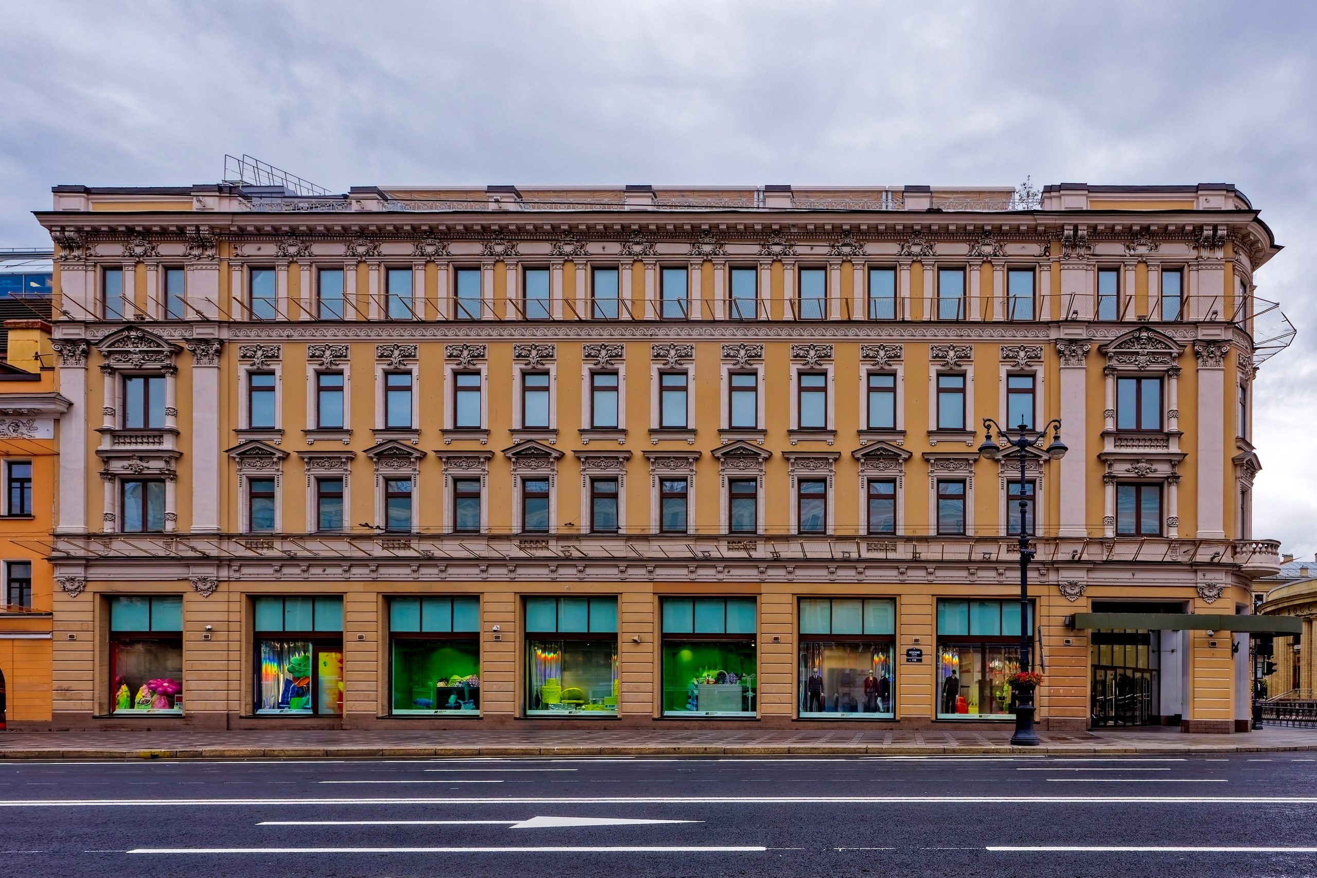 Санкт-Петербург, Невский проспект, дом 116. Дом Минаева (Торговый дом "Невский центр"), 1902 год. Архитектор Петр Иванович Гилёв. Снесён. Воссоздан в 2006 году. 