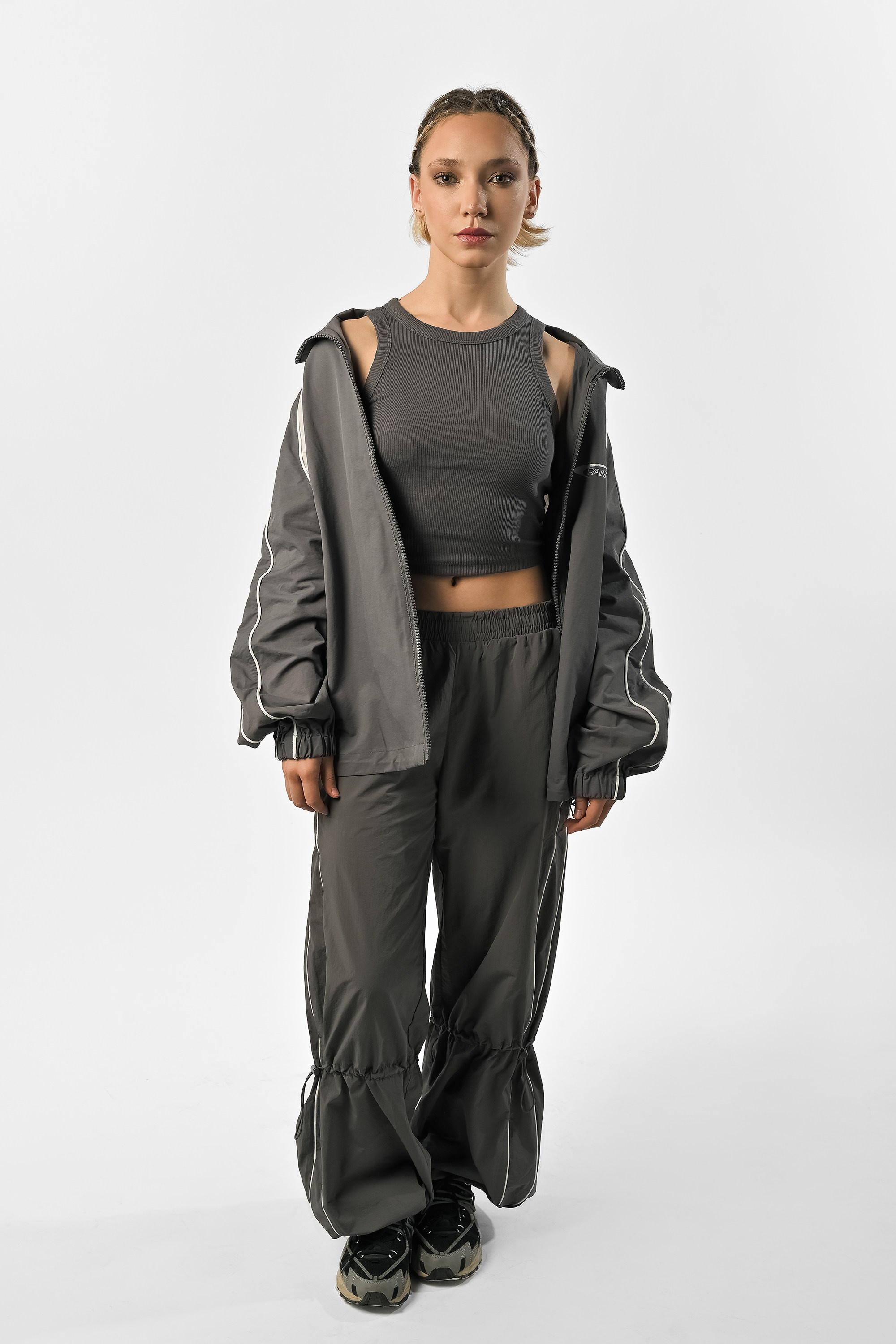 Спортивный женский образ на белом фоне для каталога Магнит Маркет