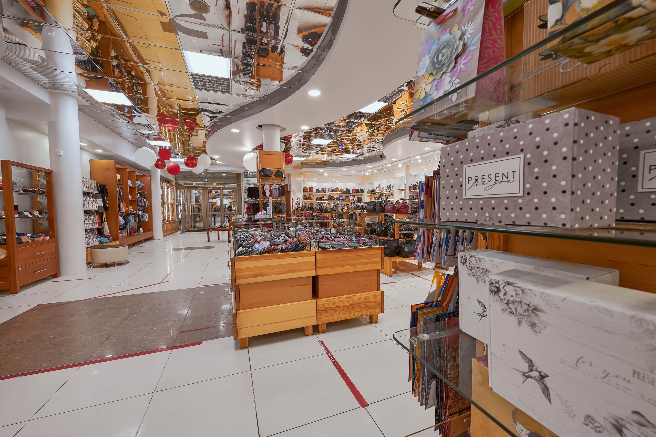 Портфолио по интерьерной и экстерьерной фотосъёмки: Мир Сумок — Правый берег. Фотограф Яковлев Роман — Красноярск