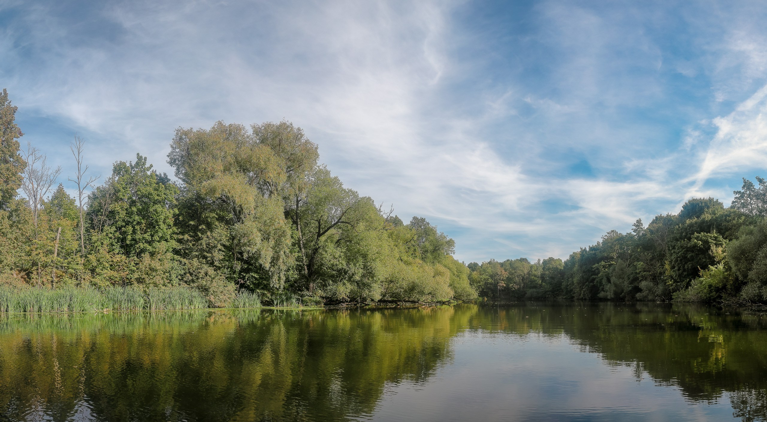 Река Москва ранней осенью