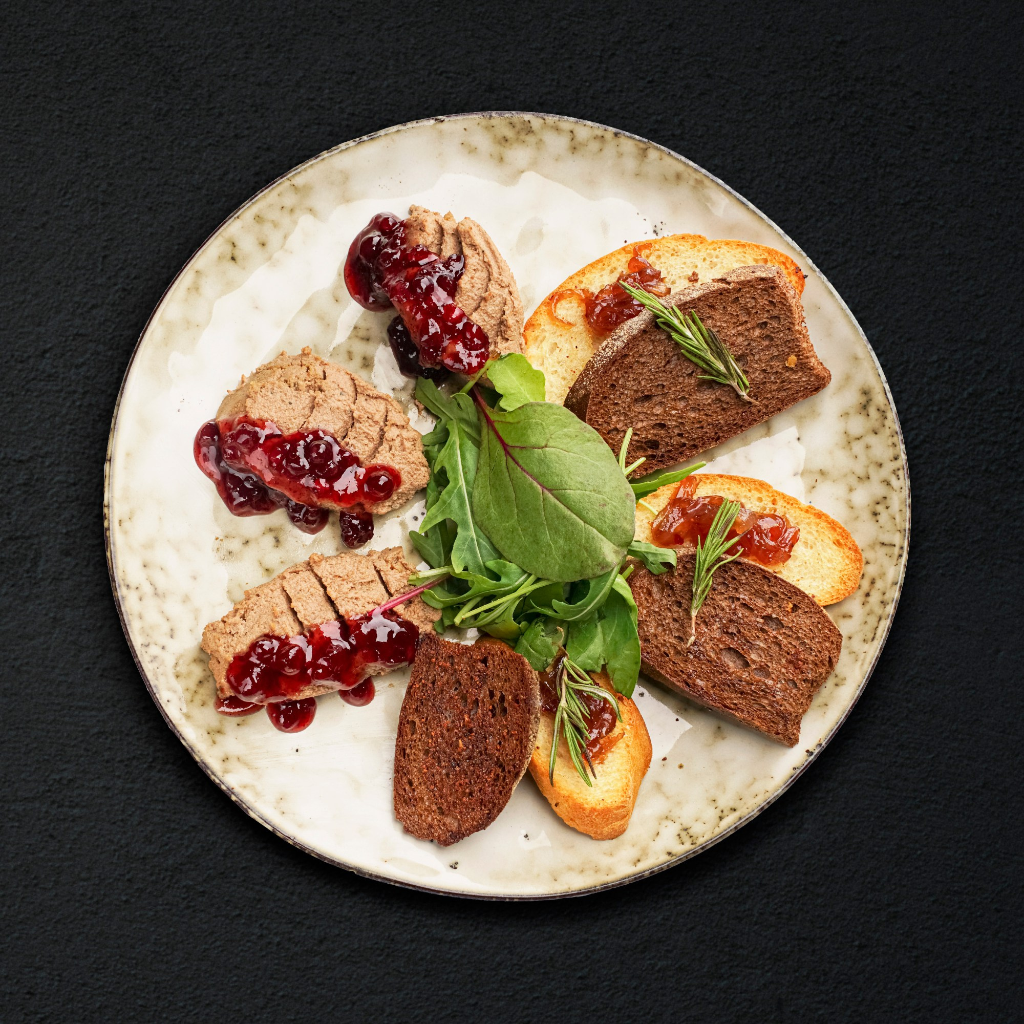 Фотограф и графический дизайнер Владимир Пуставетов