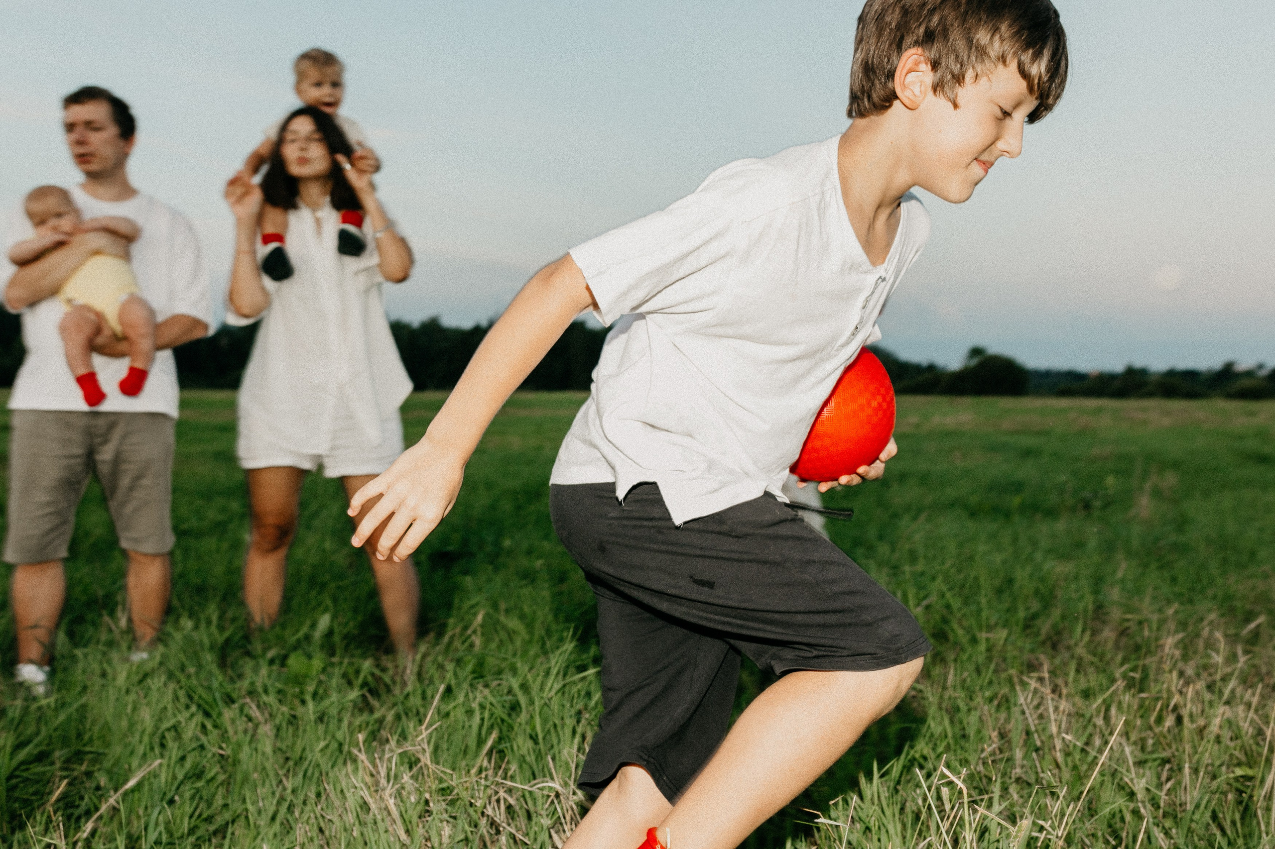 Фотосессия с красными мячами. Семейный фотограф Маша Тимофеева | Москва