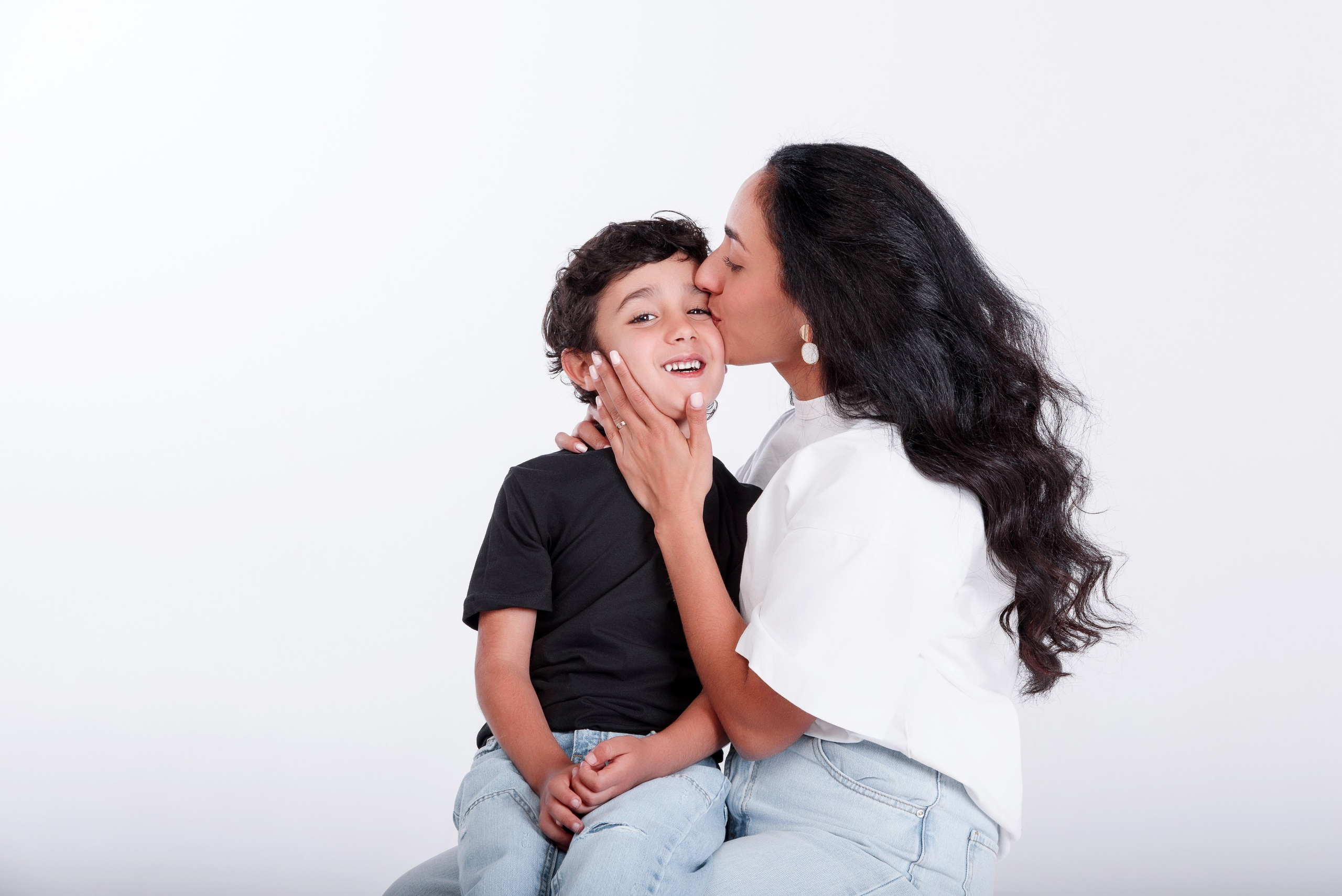 Мама с ребёнком. Студийная фотосессия на циклораме, на белом фоне. Сочи