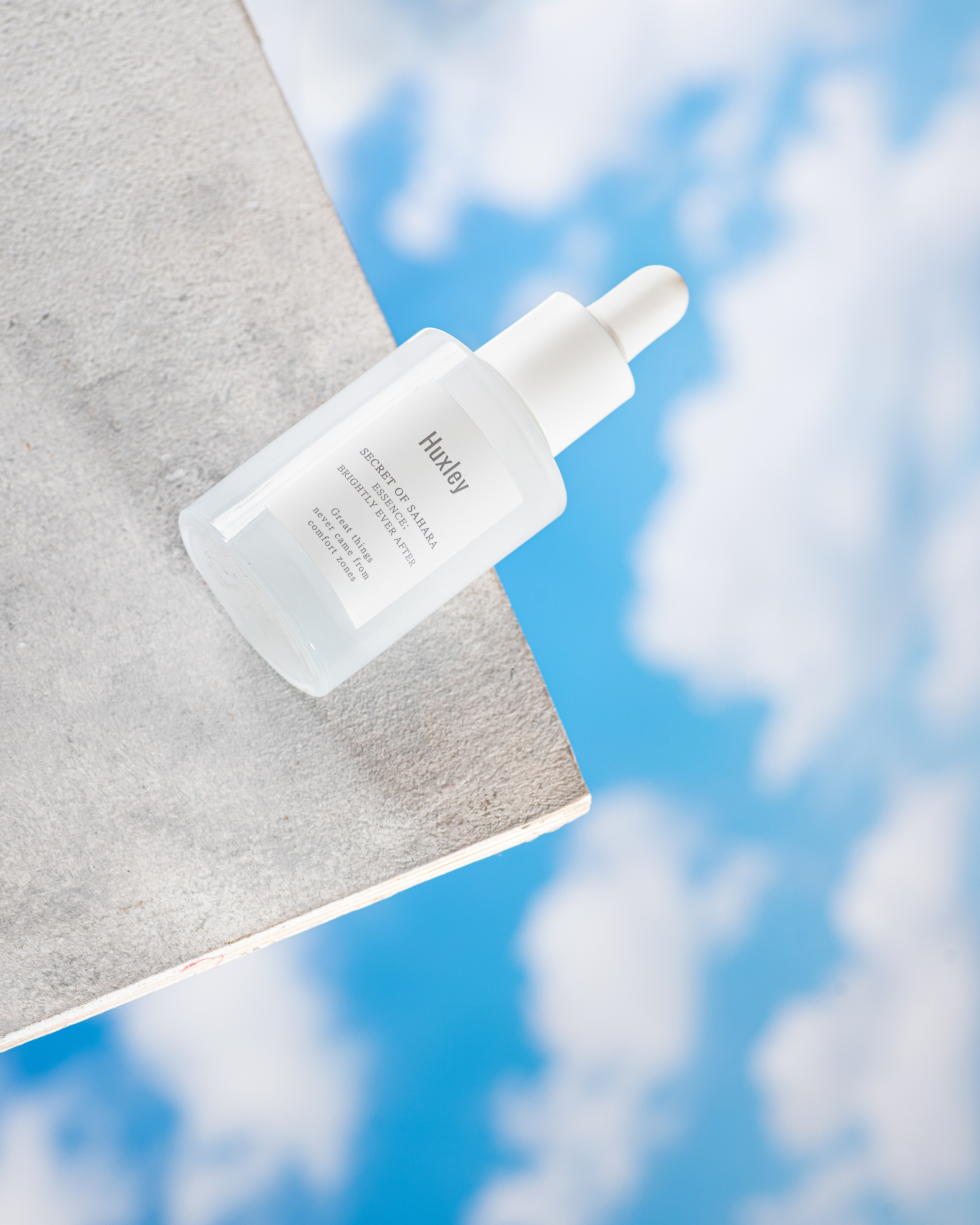 Креативная подача, современный натюрморт, эликсир для кожи вокруг глаз на фоне неба