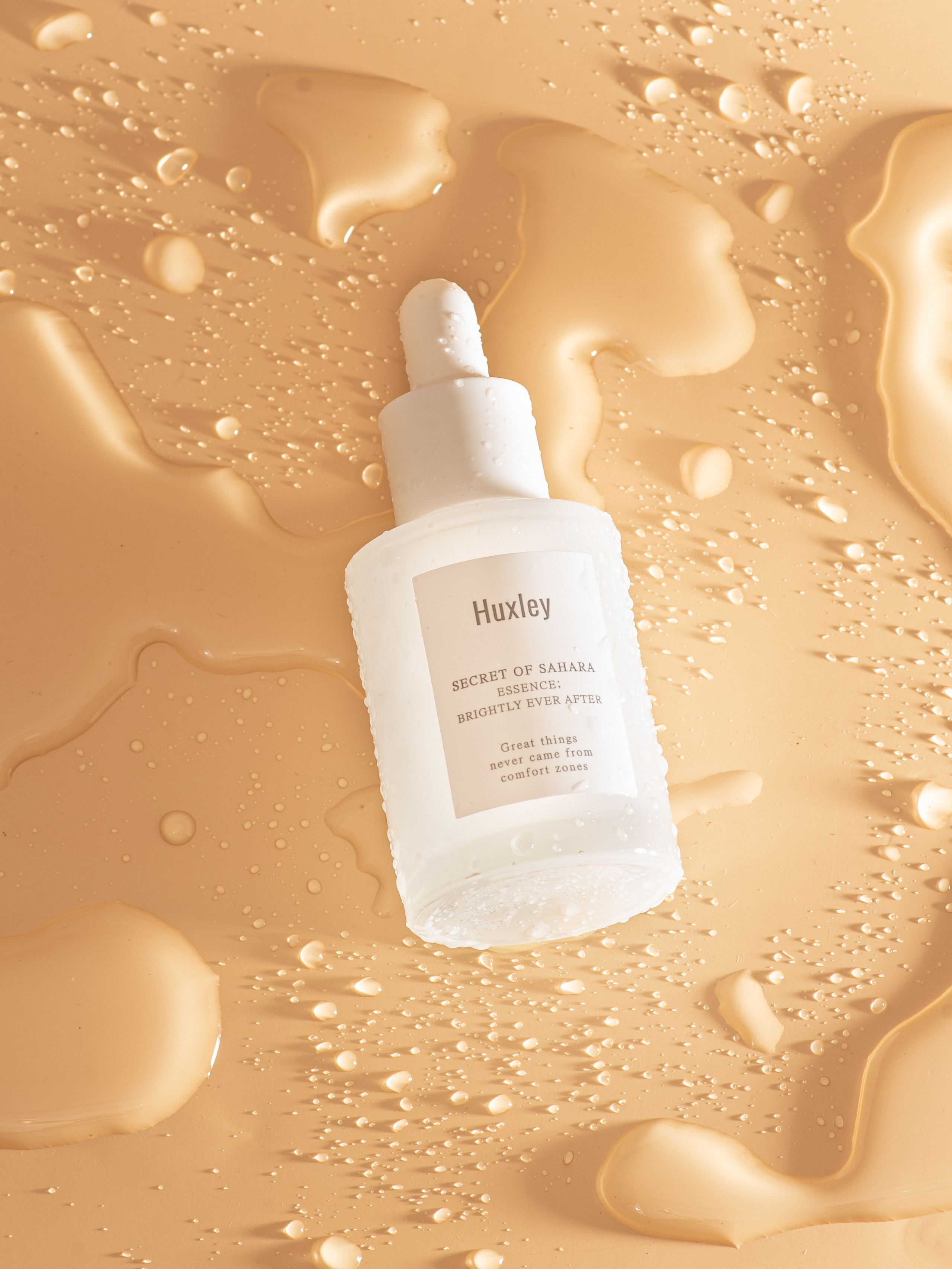 Эликсир для кожи вокруг глаз на оранжевом фоне, объемные капли,  инетерсный сет-дизайн