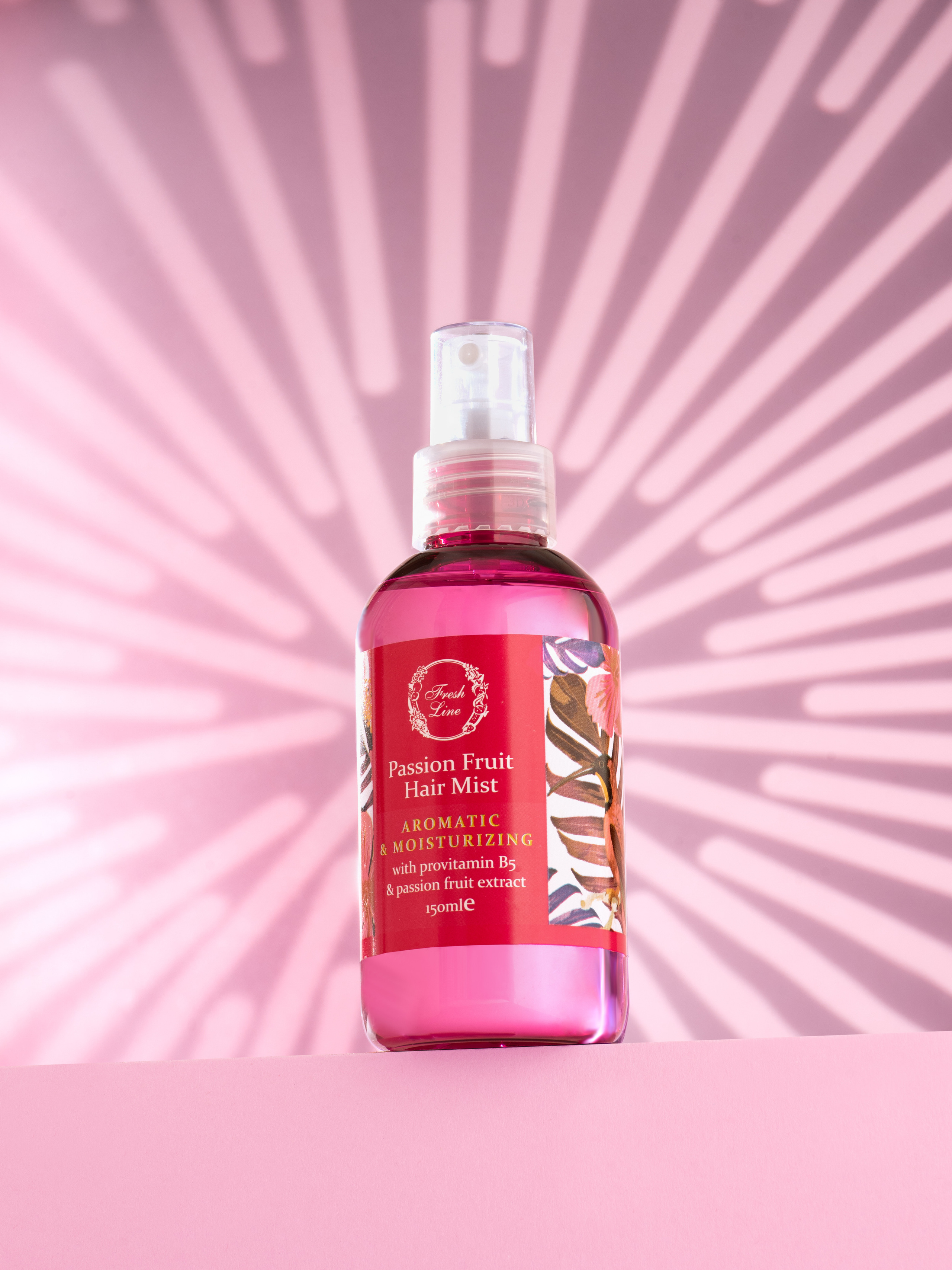 Эпический ракурс средства для волос, интересный свето-теневой рисунок, розовый фон