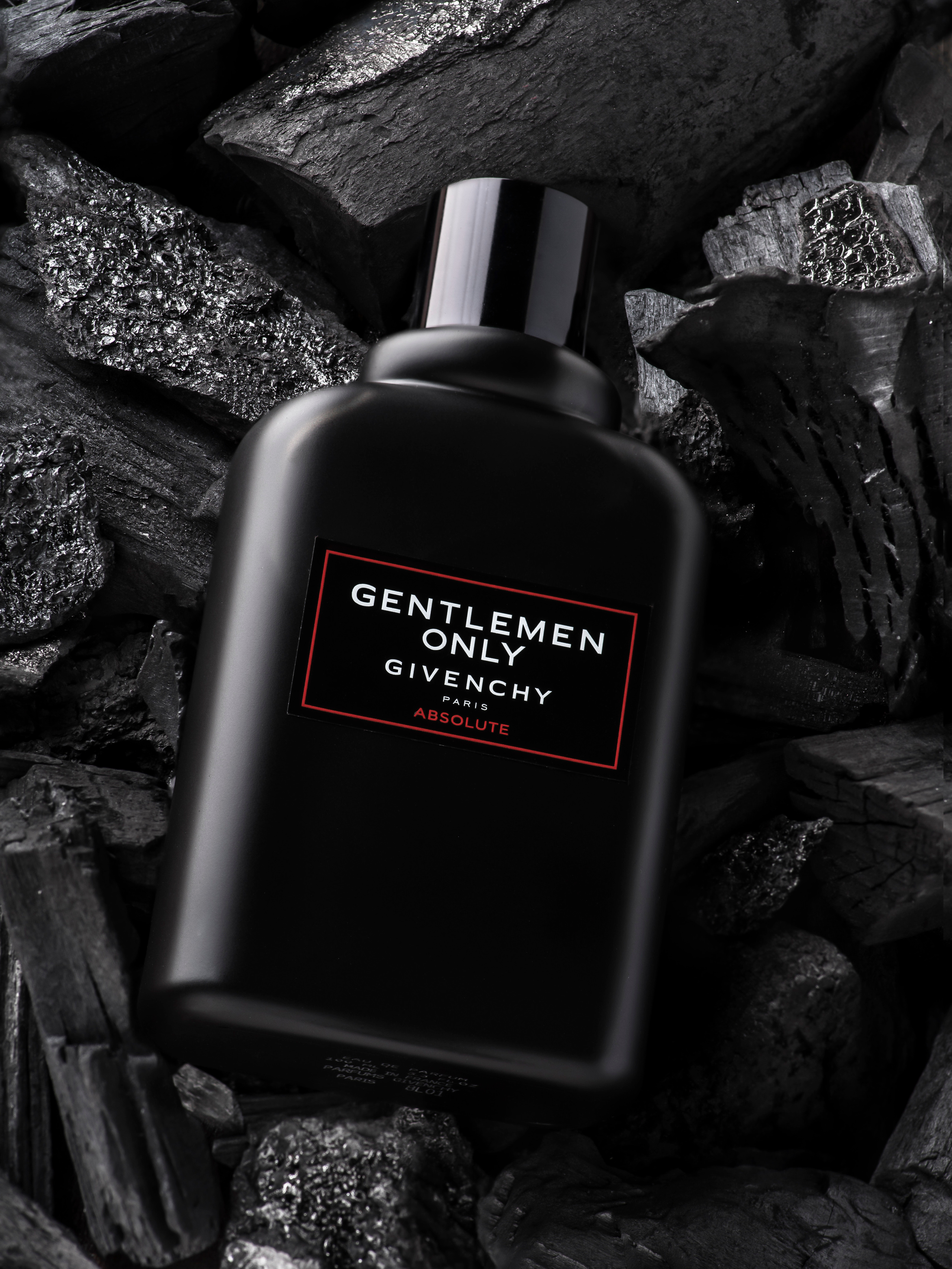 Черное на черном, фото духов на углях, красивые блики и контур флакона