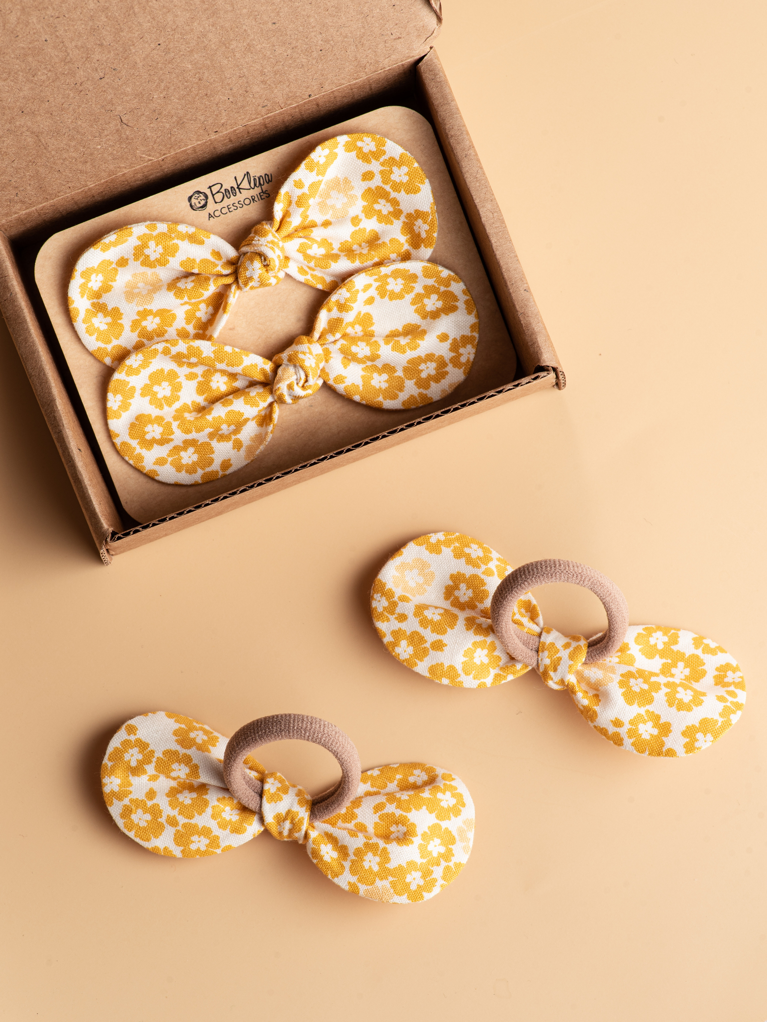 Каталожное фото бантиков для маркетплейсов на желтом фоне