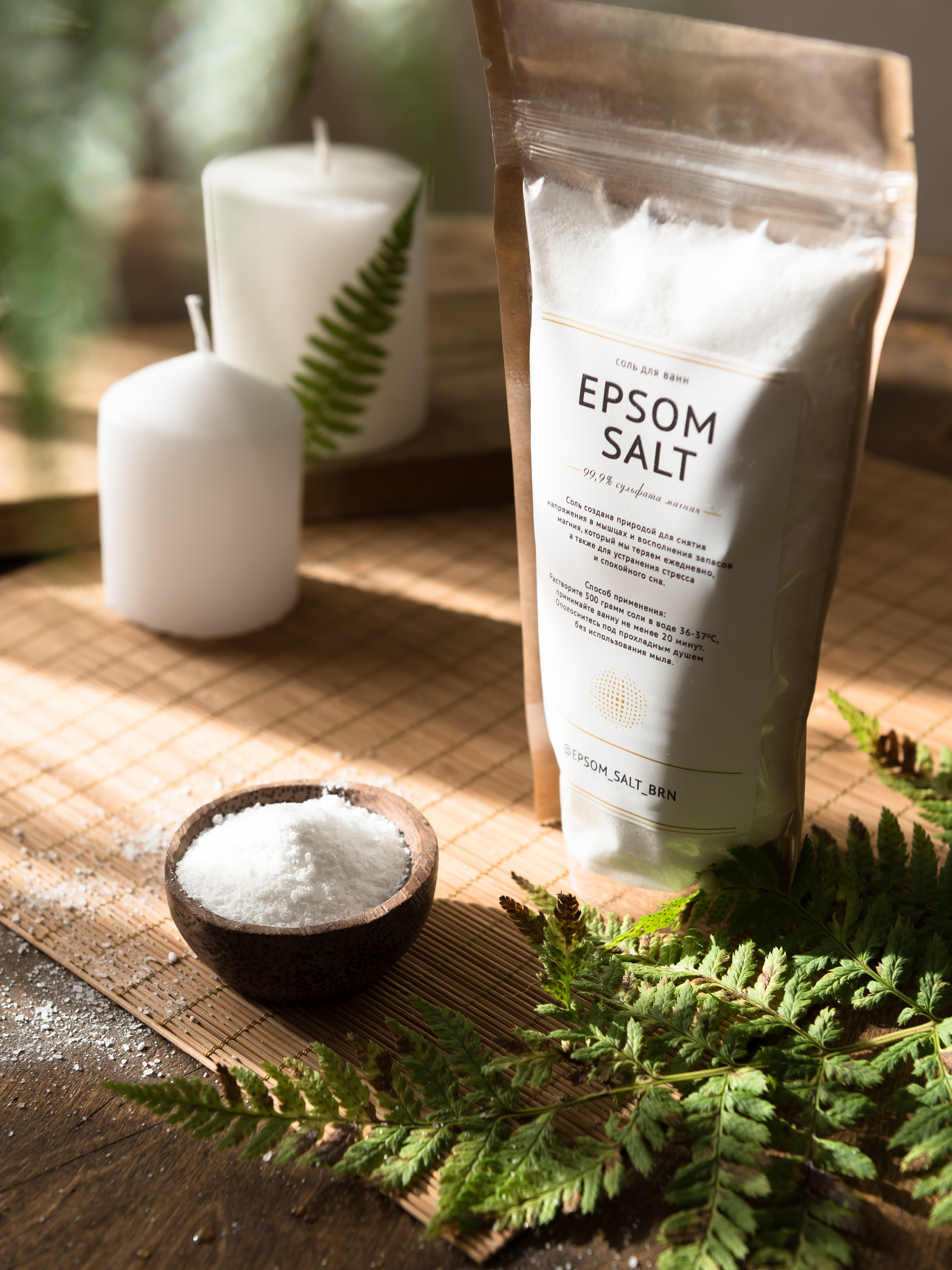 Соль для ванн, атмосферный кадр на бамбуковой подстилке со свечами и папоротником