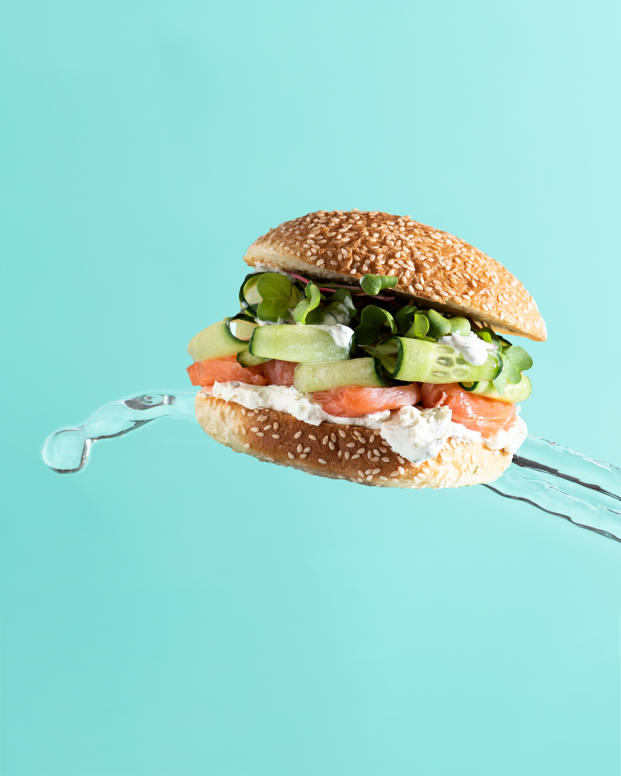 Аппетитный рыбный бургер на волне