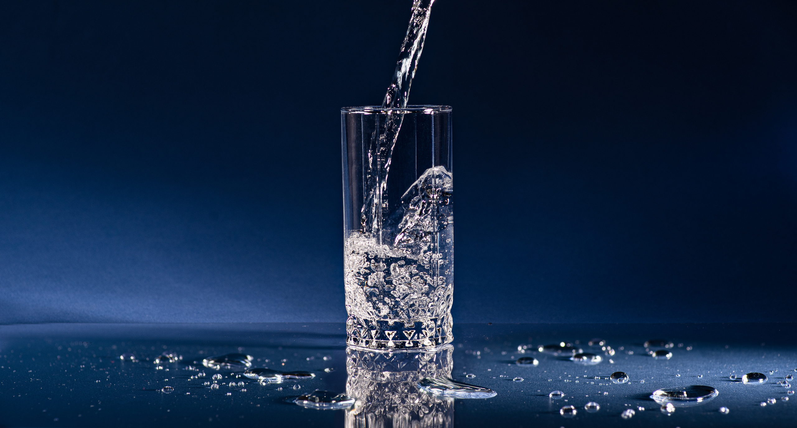 Продающее фото стакана с кристально чистой водой