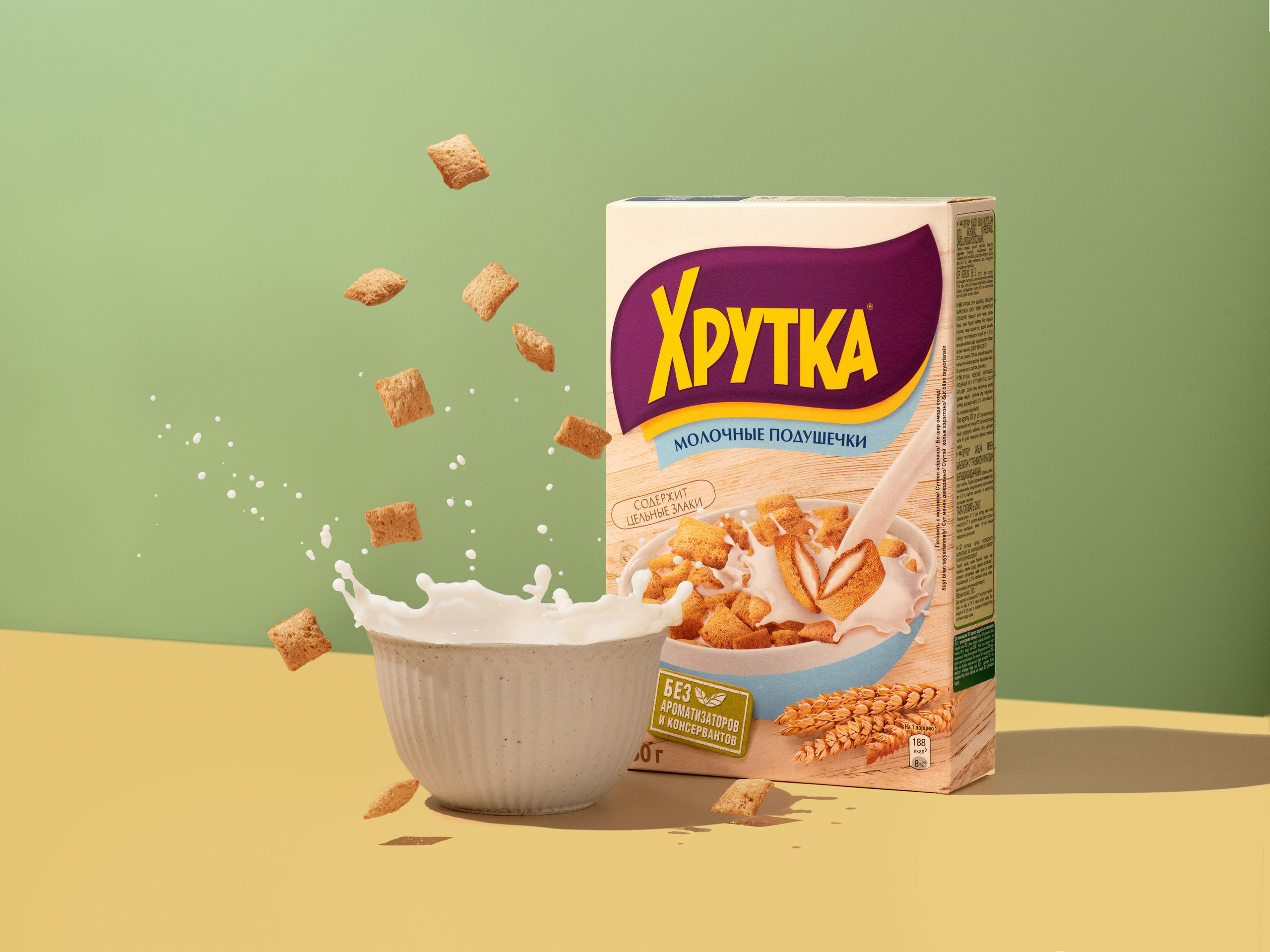 Рекламная фотография с левитацией хлопьев и всплесками молока, вкусный и здоровый завтрак для всей семьи.