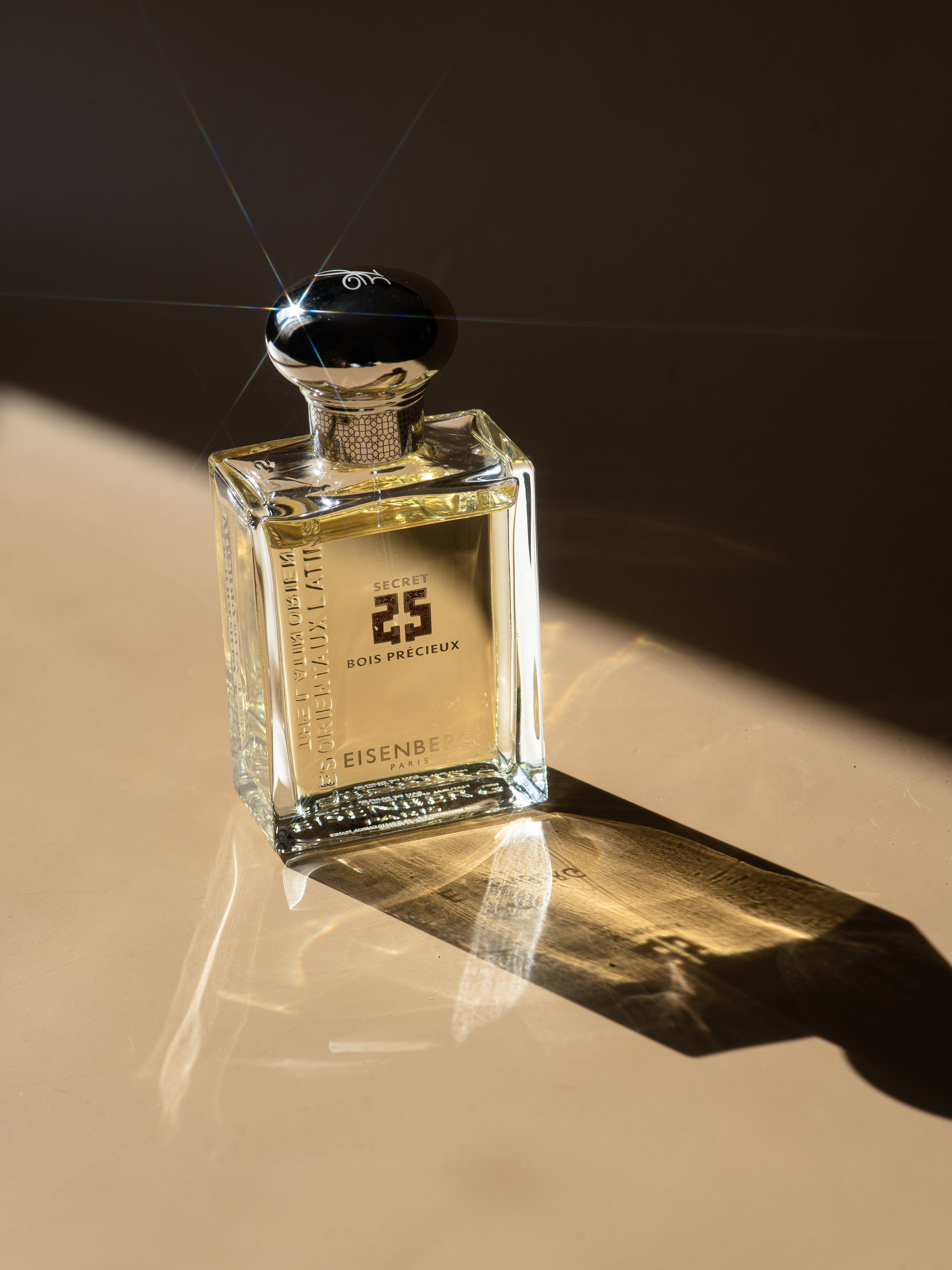 Фото мужских духов с каустикой, блик звездочкой, фото для соцсетей, контент съемка