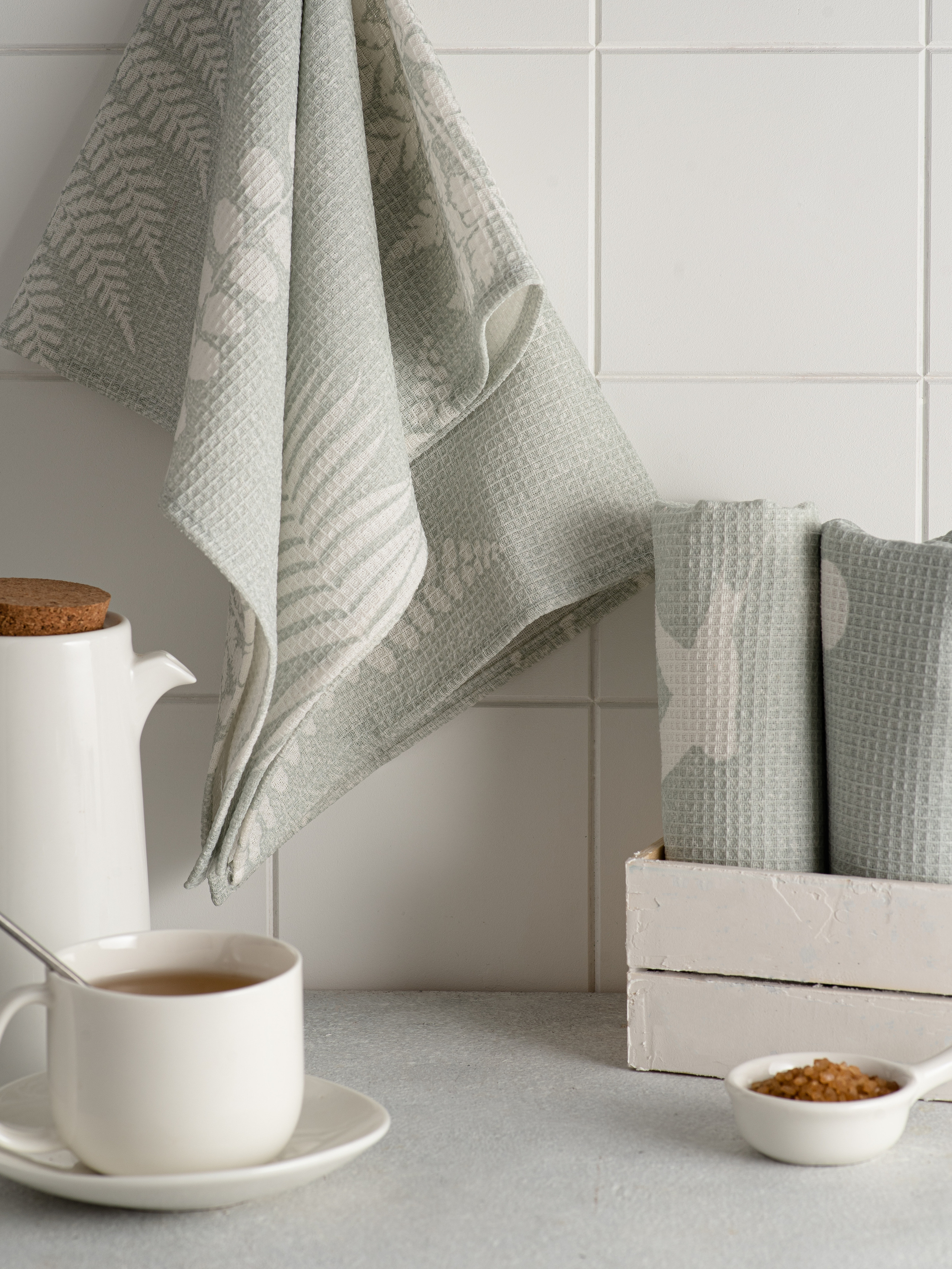 Продающее фото на сайт кухонных полотенец в интерьере светлой кухни