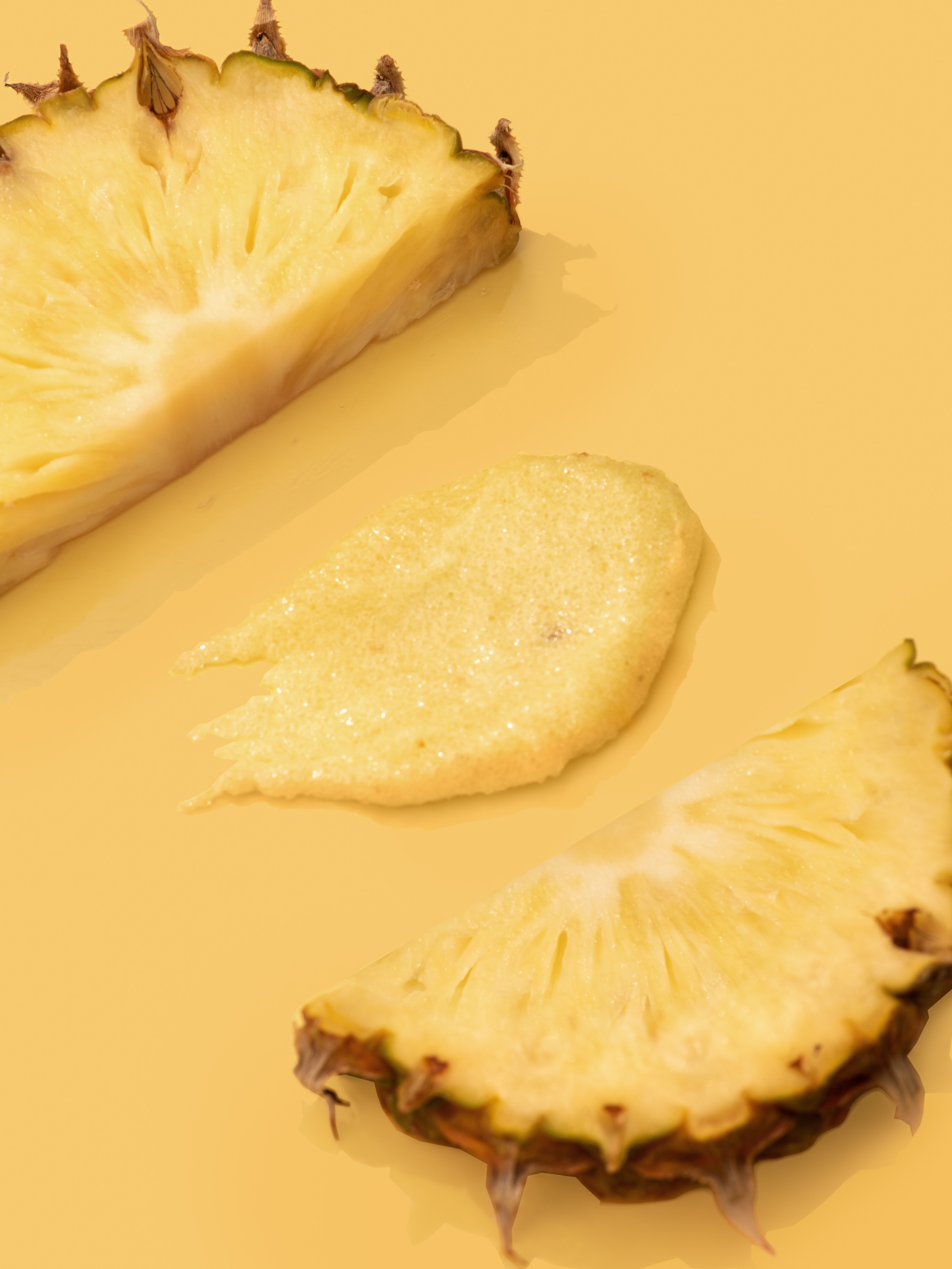 Размазка скраба для тела со вкусом ананаса на основе соли на желтом фоне