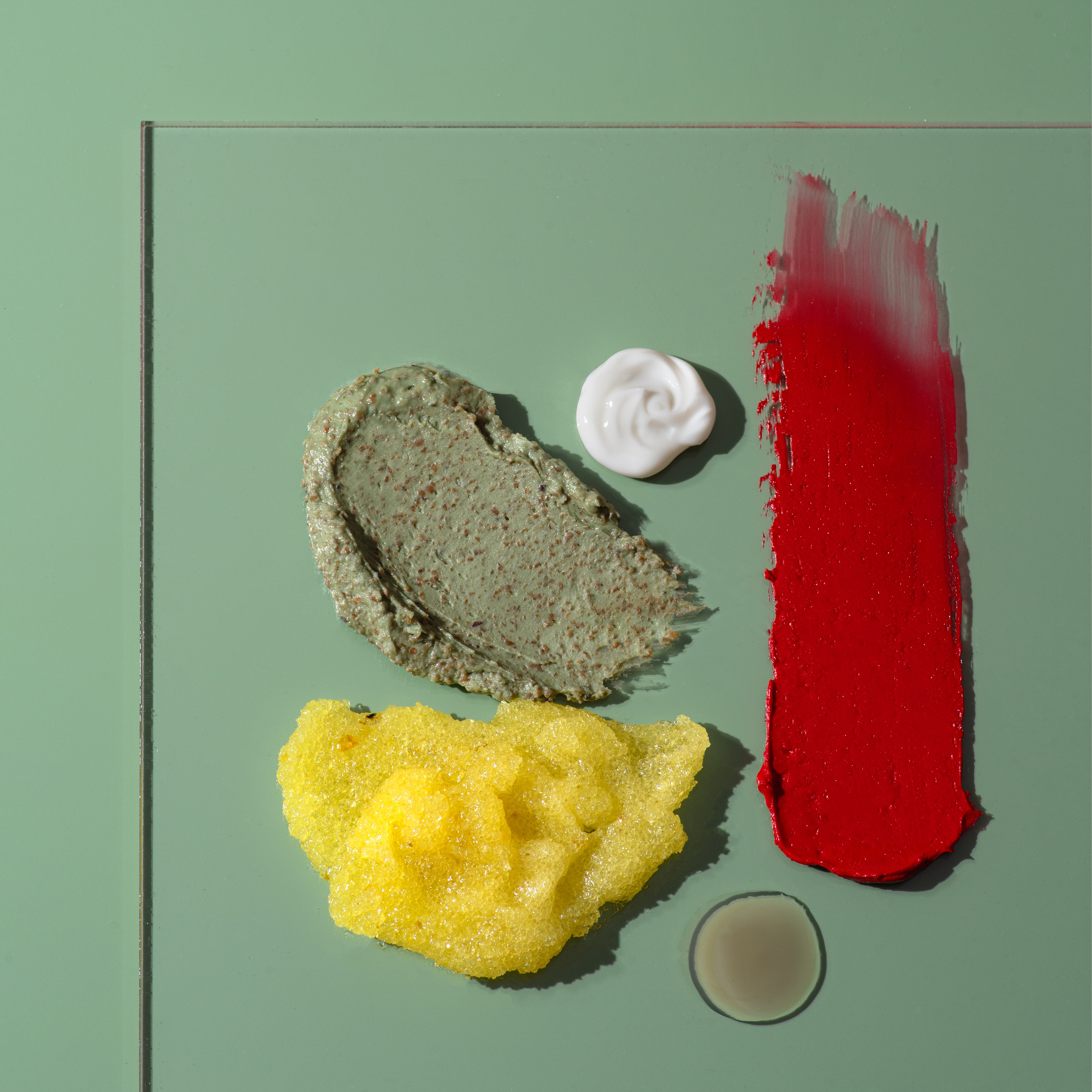 Палитра размазок различных текстур на зеленом фоне