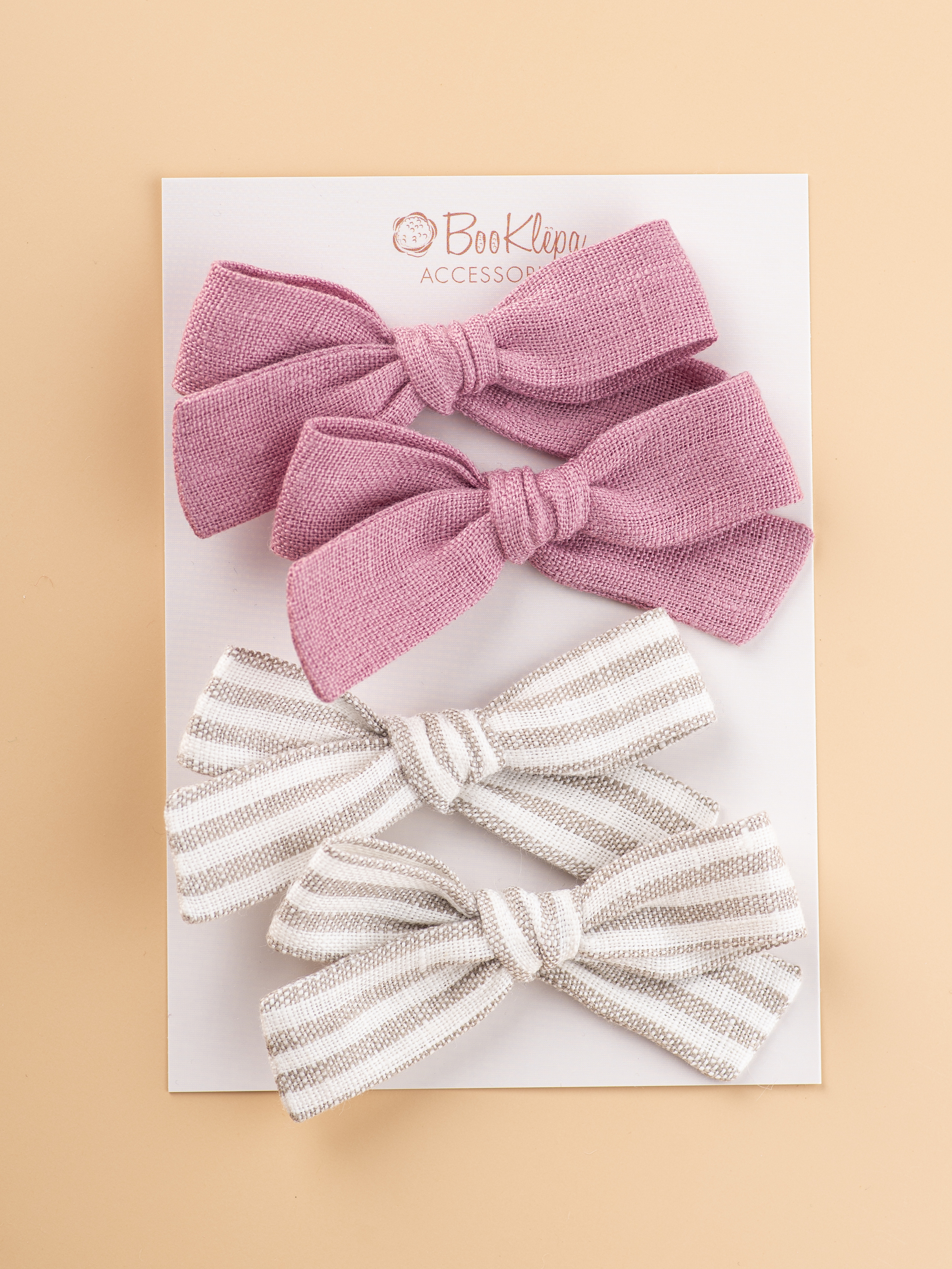 Каталог на бежевом розового и белого бантов для волос