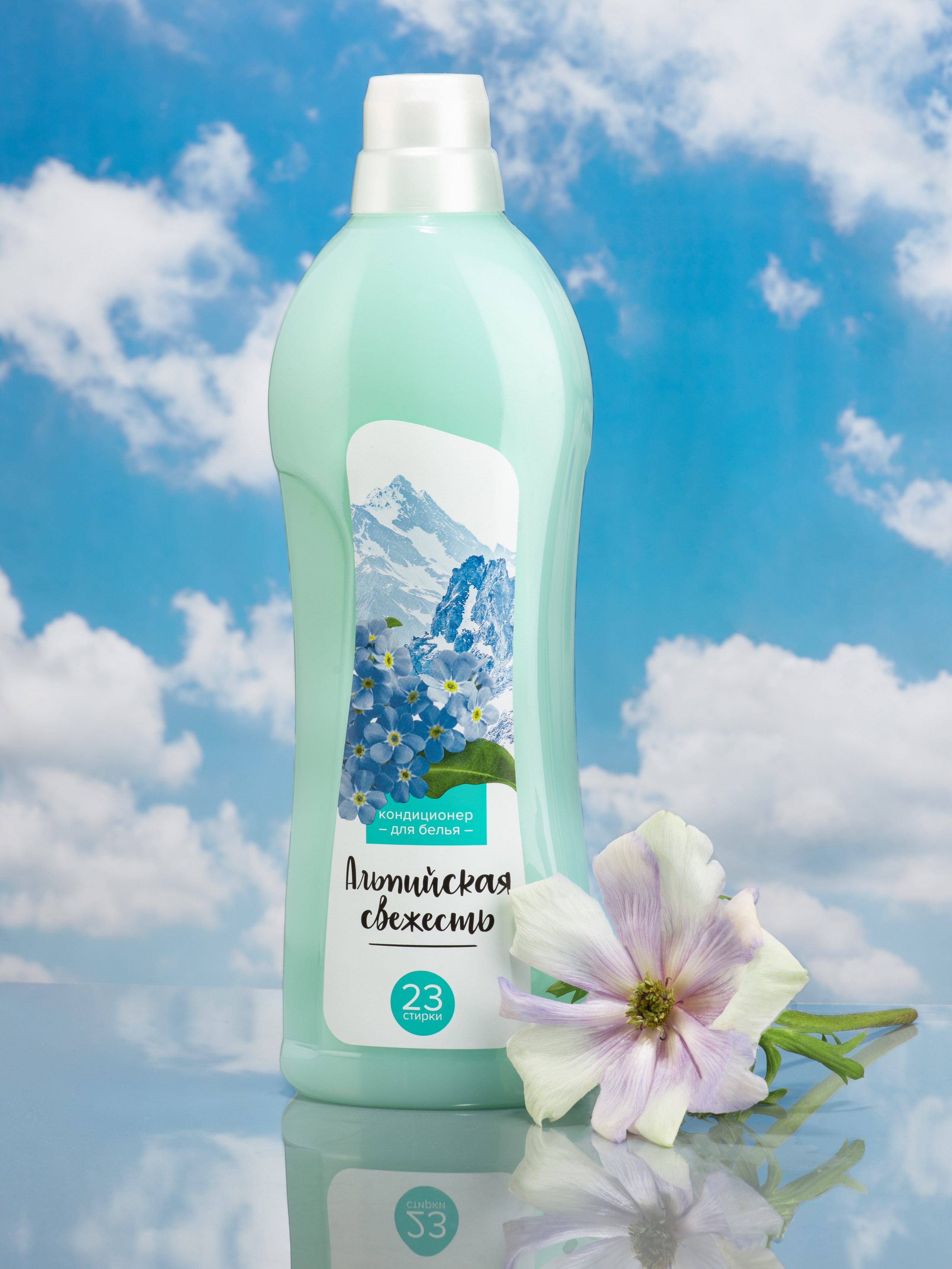 Фото кондиционера Альпийская свежесть на фоне неба с цветком, фото для маркетплейсов и для сайта