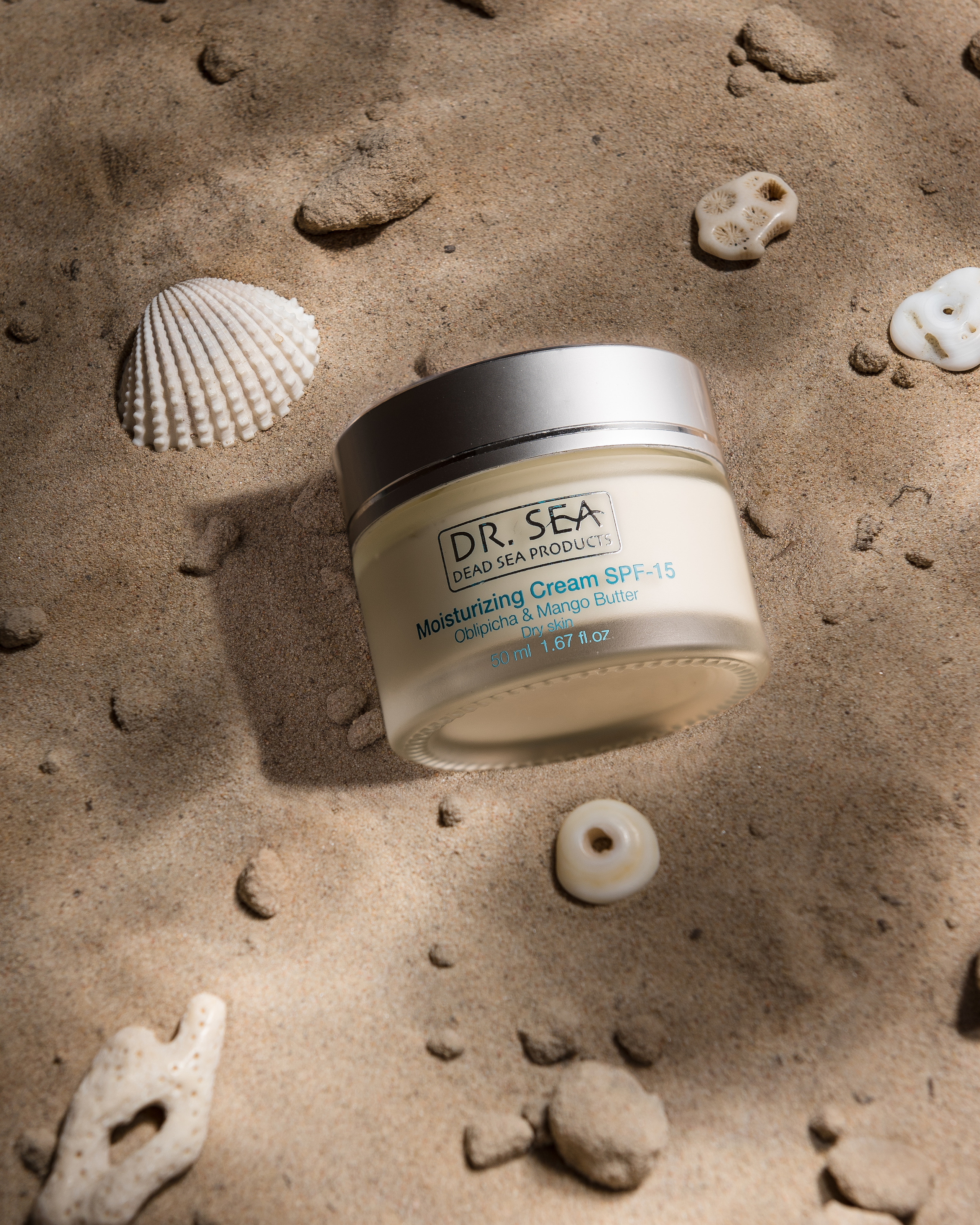 Крем для лица мертвое море на дне океана: песок, ракушки, водяные блики, рекламное фото, имиджевая съемка