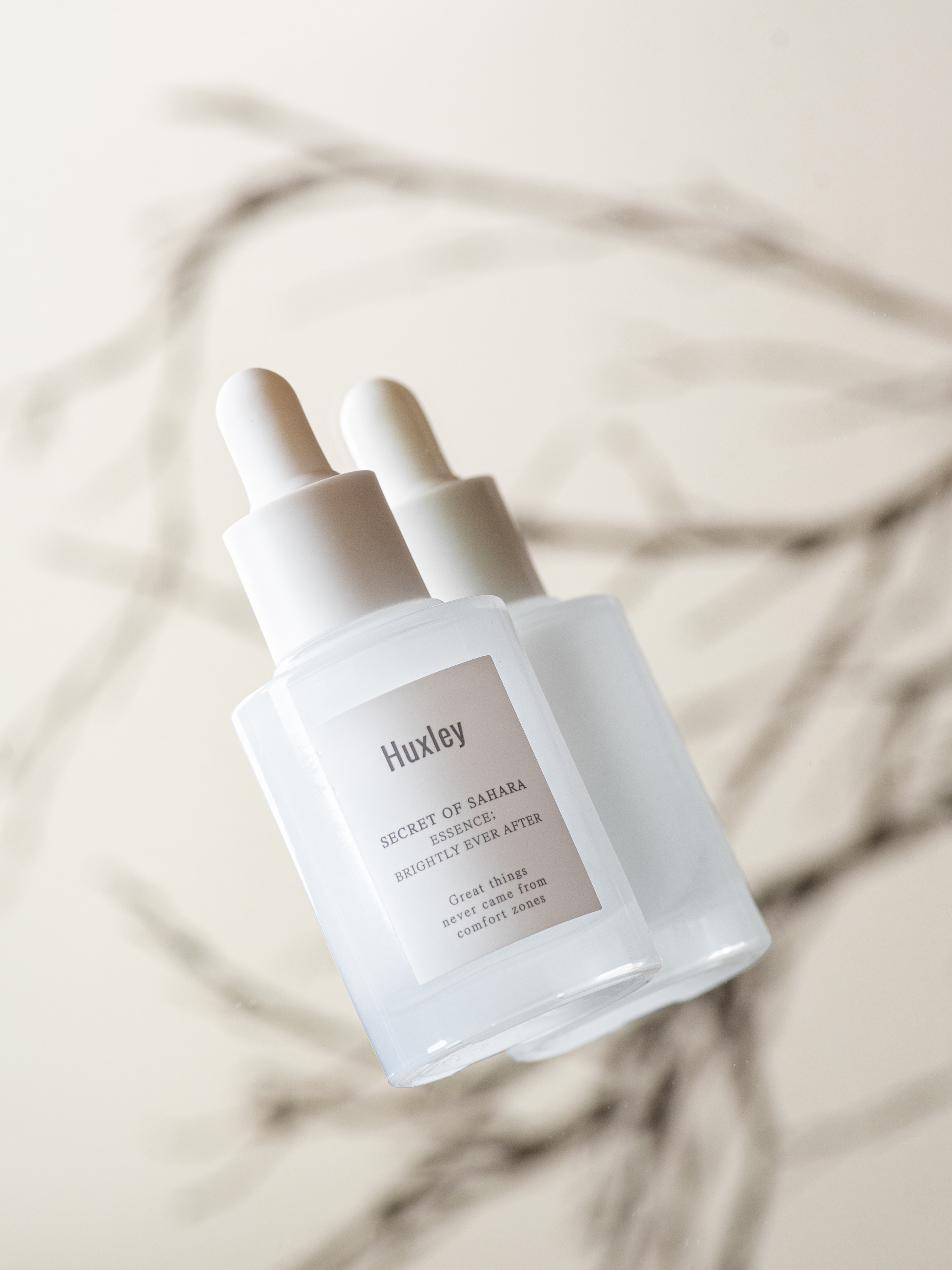 Имиджевая подача флакона с сывороткой с тенями от веток