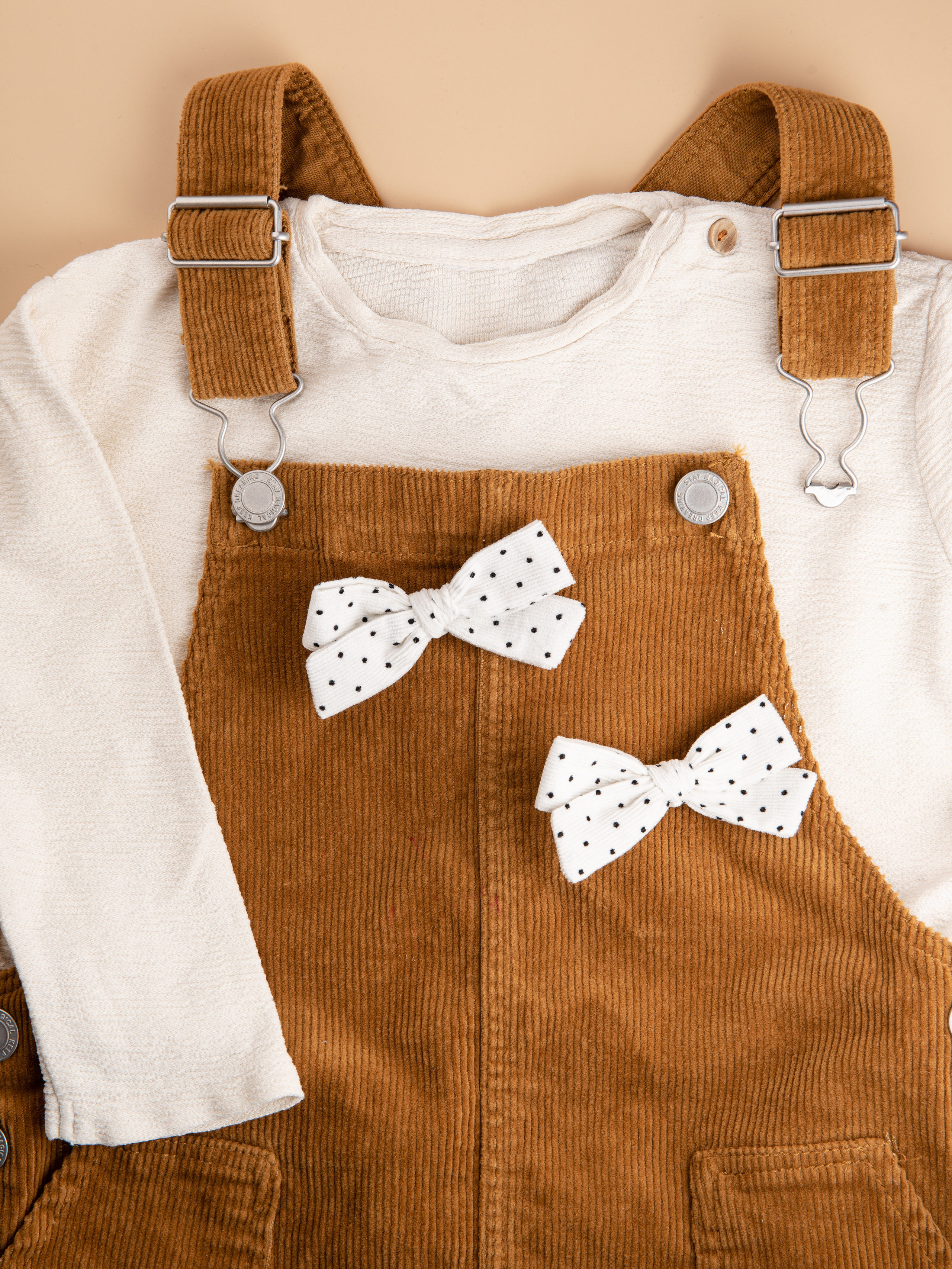 Белые бантики с плюшейвой юбкой и белой рубакой вид сверху