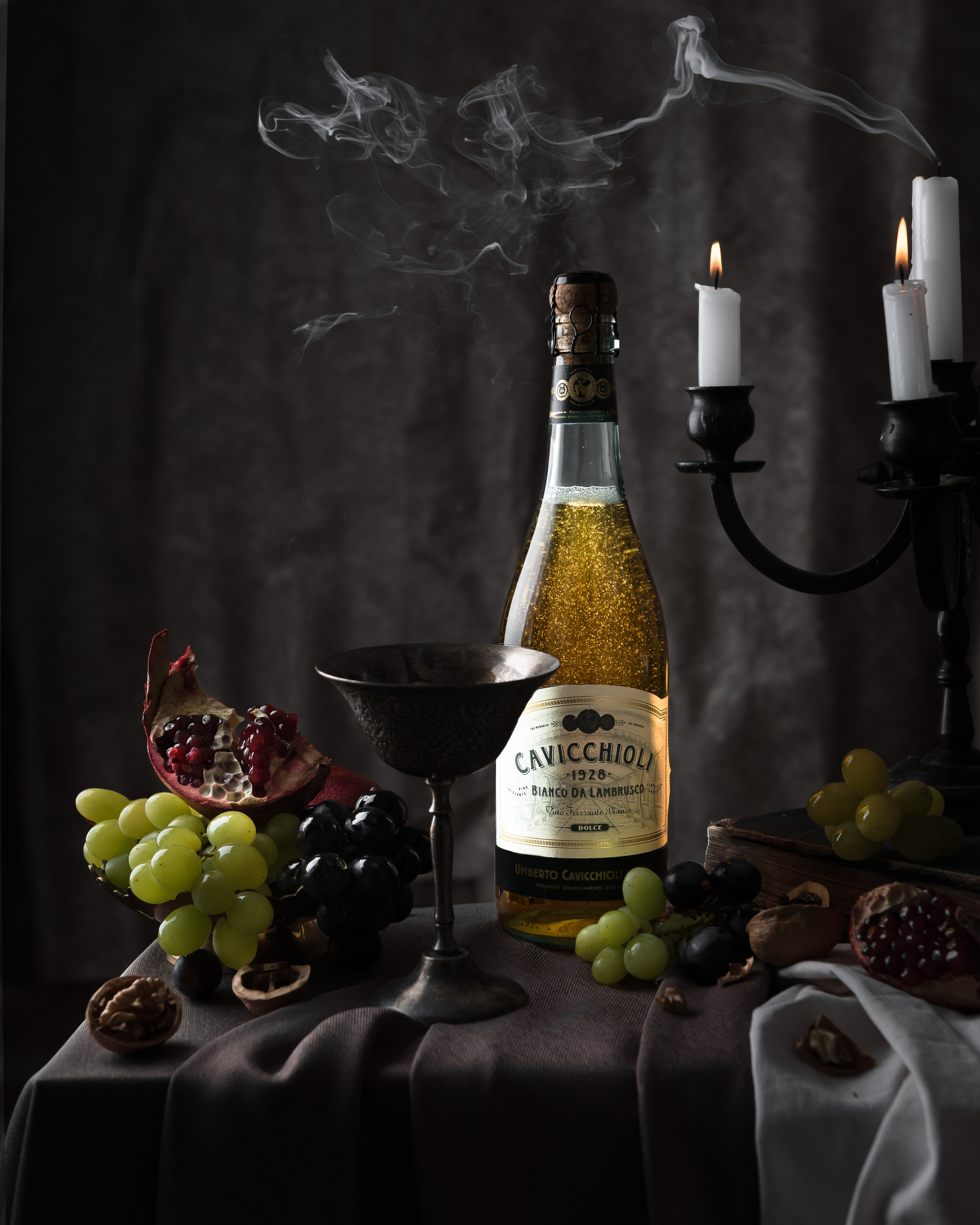 Натюрморт в голландском стиле с дымящимися свечами и бутылкой шампанского