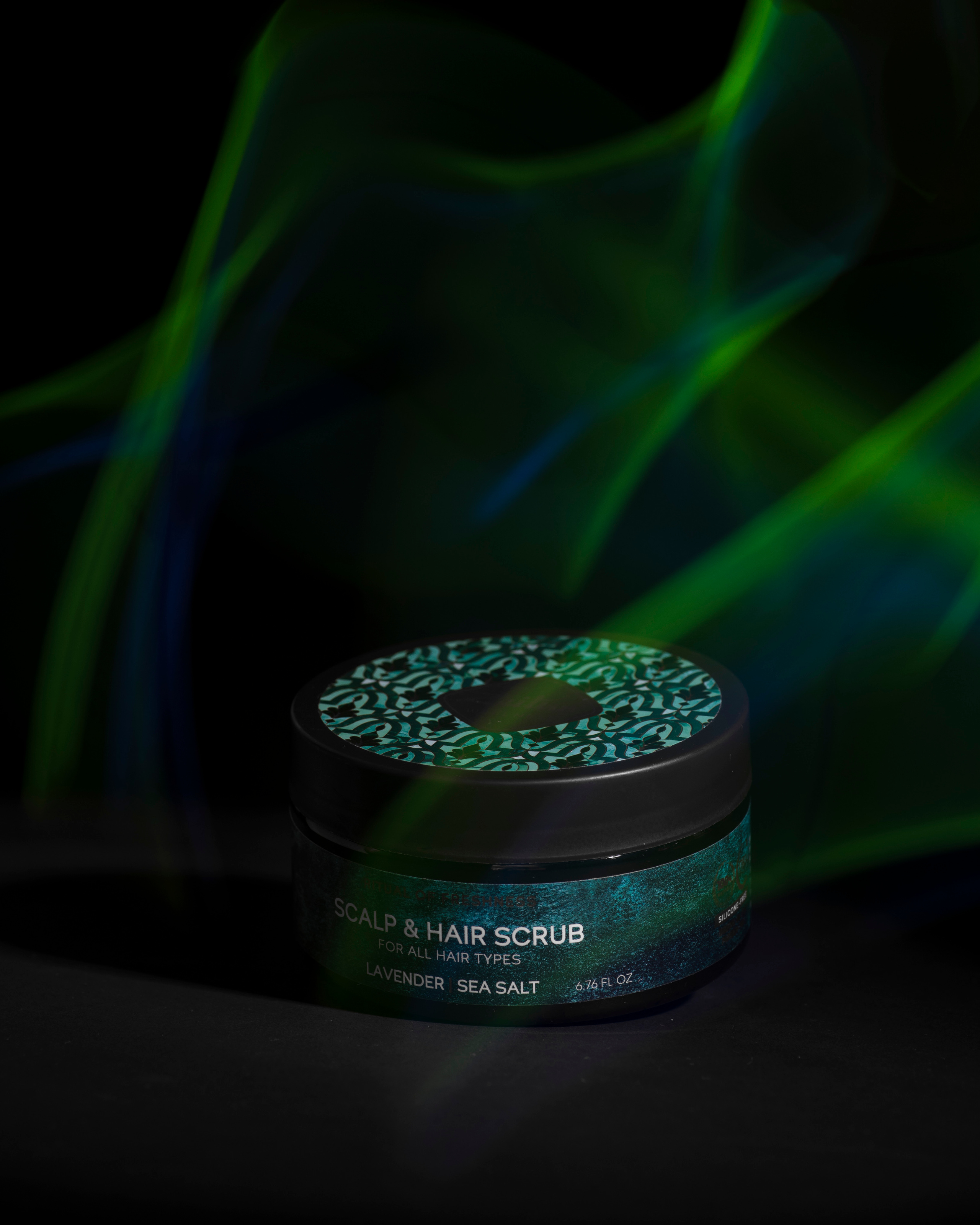 Маска для волос на темном фоне с интересным зеленым световым эффектом