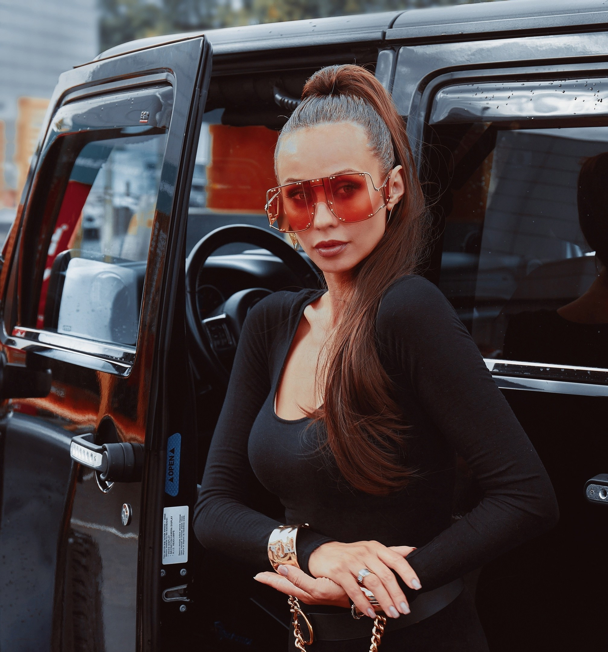 Портрет красивой девушки около автомобиля. Фотограф в г. Курске Владимир Гришин