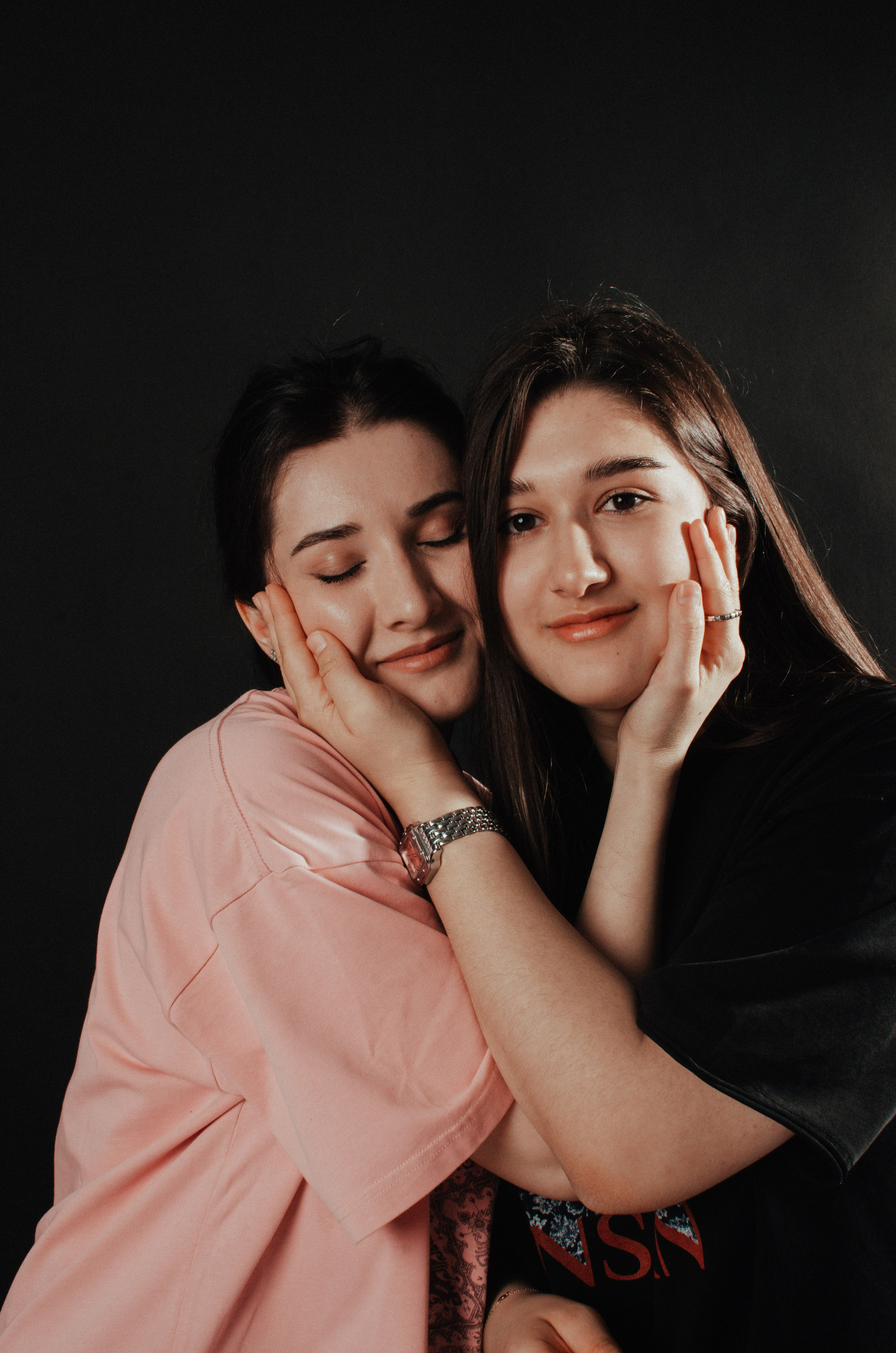 Родные сестра